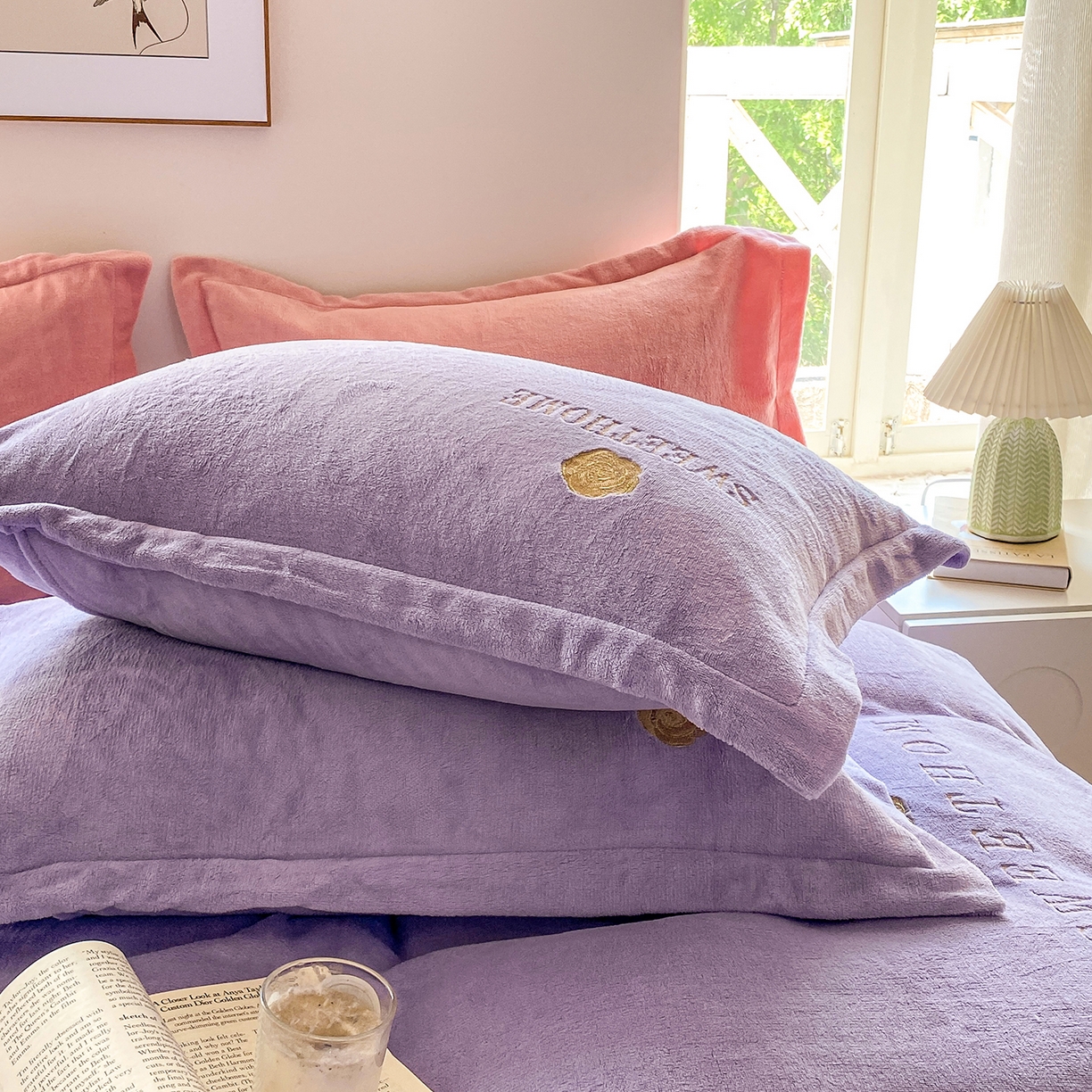 91家纺网 家纺一手货源 找家纺 悦织湾家纺 2025新款绣花200克重牛奶绒四件套刺绣3.5万针7斤重高密加厚保暖跨境专供外贸出口电商热销款 甜蜜家园-浅紫