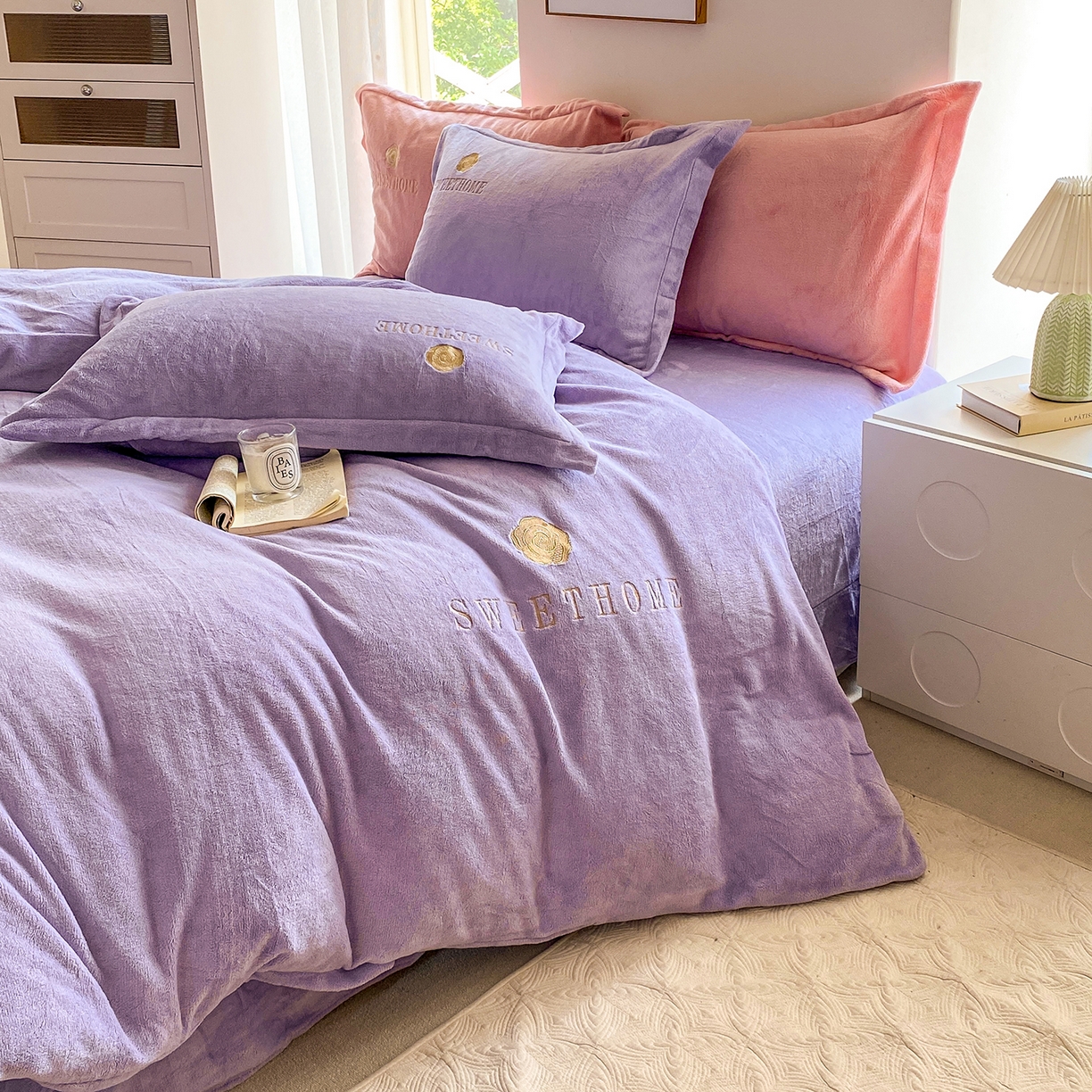 91家纺网 家纺一手货源 找家纺 悦织湾家纺 2025新款绣花200克重牛奶绒四件套刺绣3.5万针7斤重高密加厚保暖跨境专供外贸出口电商热销款 甜蜜家园-浅紫