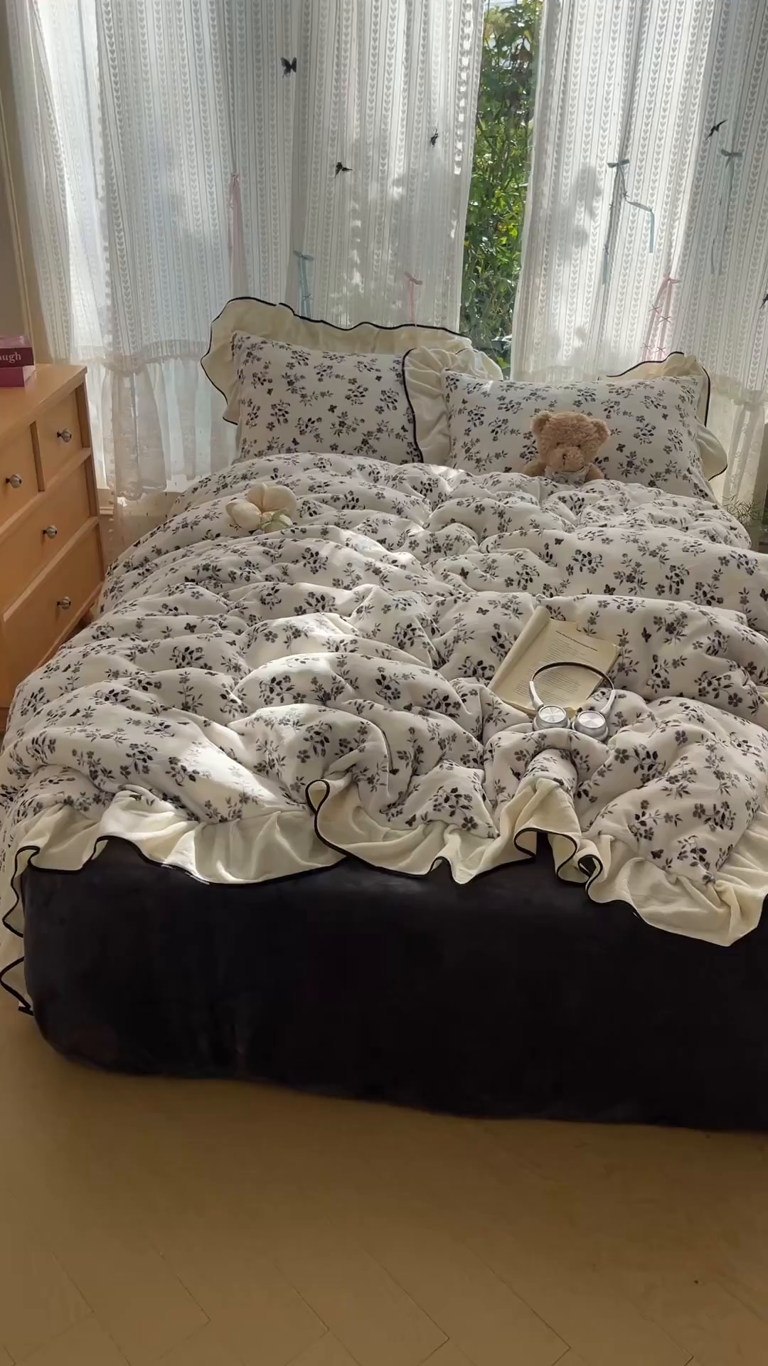 91家纺网 家纺一手货源 找家纺 桃子家居 2025新款A类法式复古碎花牛奶绒韩版花边工艺加厚牛奶绒四件套 绒花边-幽梦灰