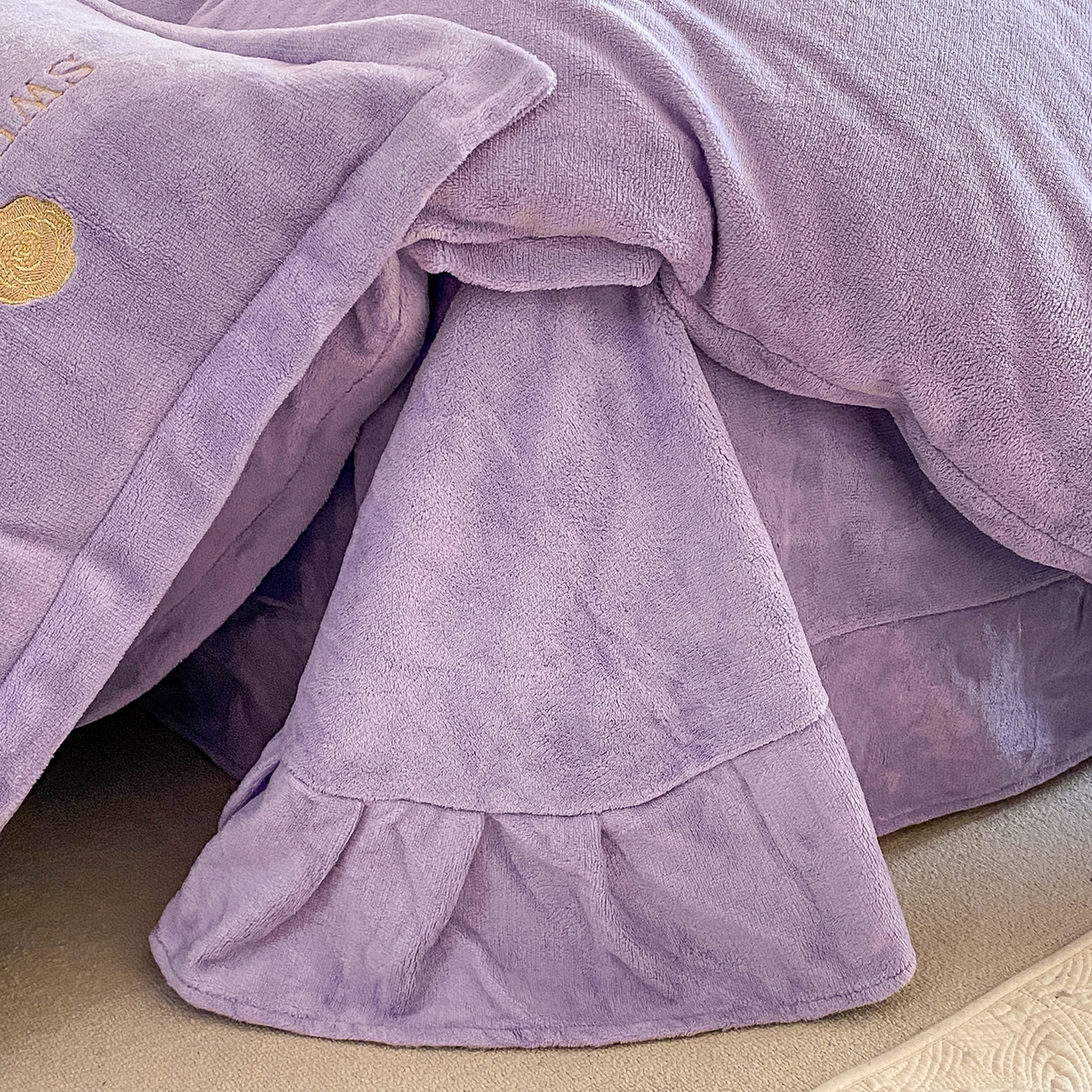 91家纺网 家纺一手货源 找家纺 悦织湾家纺 2025新款绣花200克重牛奶绒四件套刺绣3.5万针7斤重高密加厚保暖跨境专供外贸出口电商热销款 甜蜜家园-浅紫