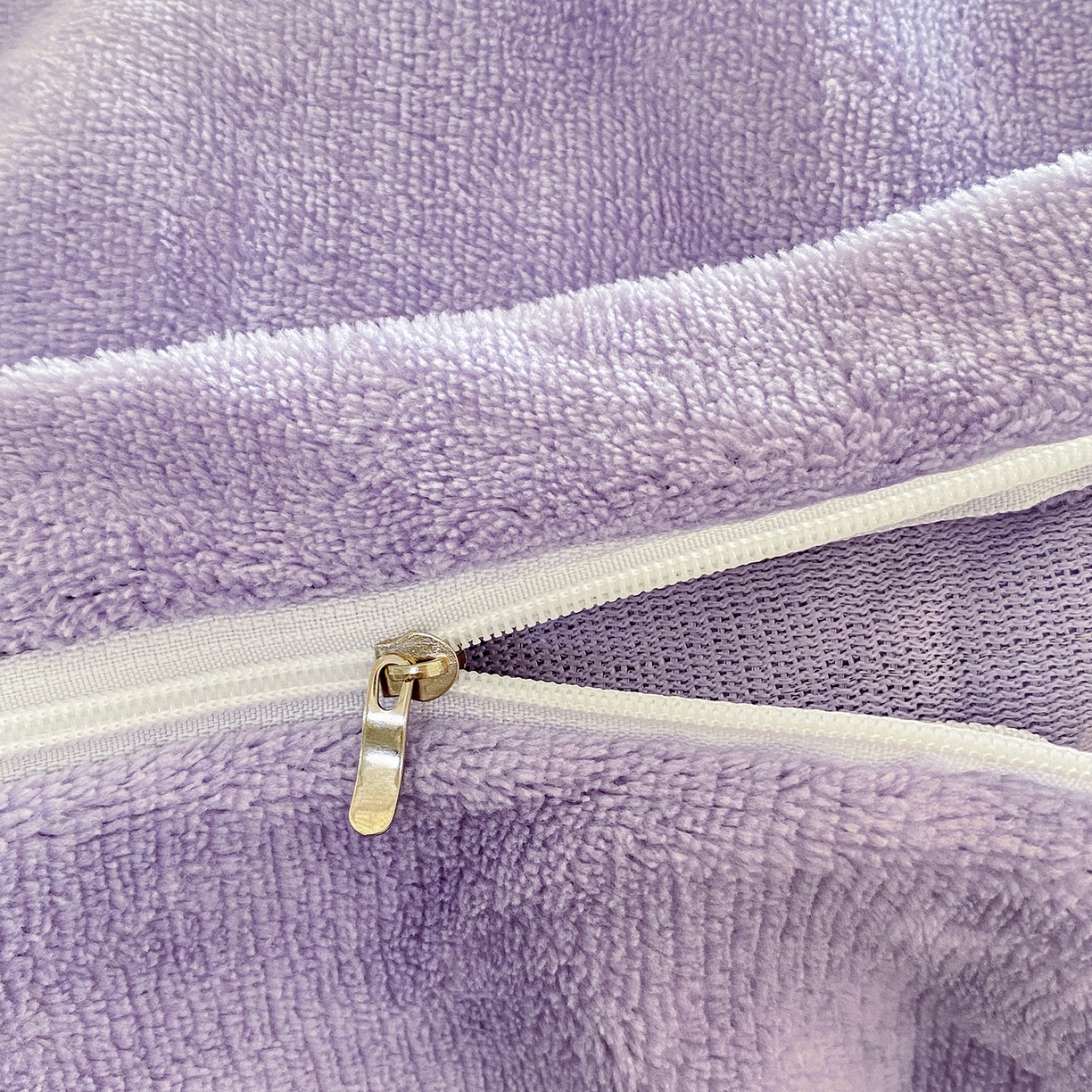 91家纺网 家纺一手货源 找家纺 悦织湾家纺 2025新款绣花200克重牛奶绒四件套刺绣3.5万针7斤重高密加厚保暖跨境专供外贸出口电商热销款 甜蜜家园-浅紫