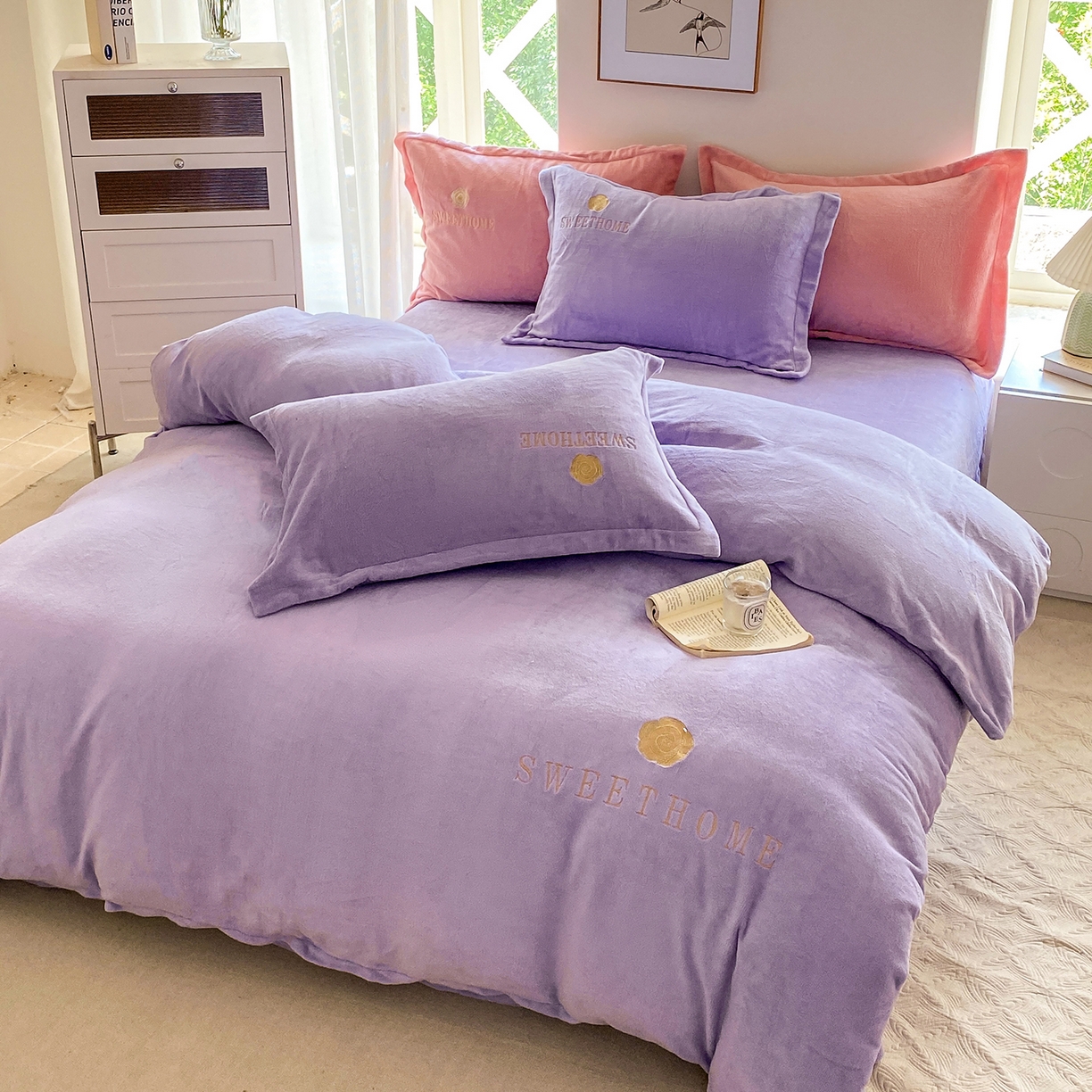 91家纺网 家纺一手货源 找家纺 悦织湾家纺 2025新款绣花200克重牛奶绒四件套刺绣3.5万针7斤重高密加厚保暖跨境专供外贸出口电商热销款 甜蜜家园-浅紫
