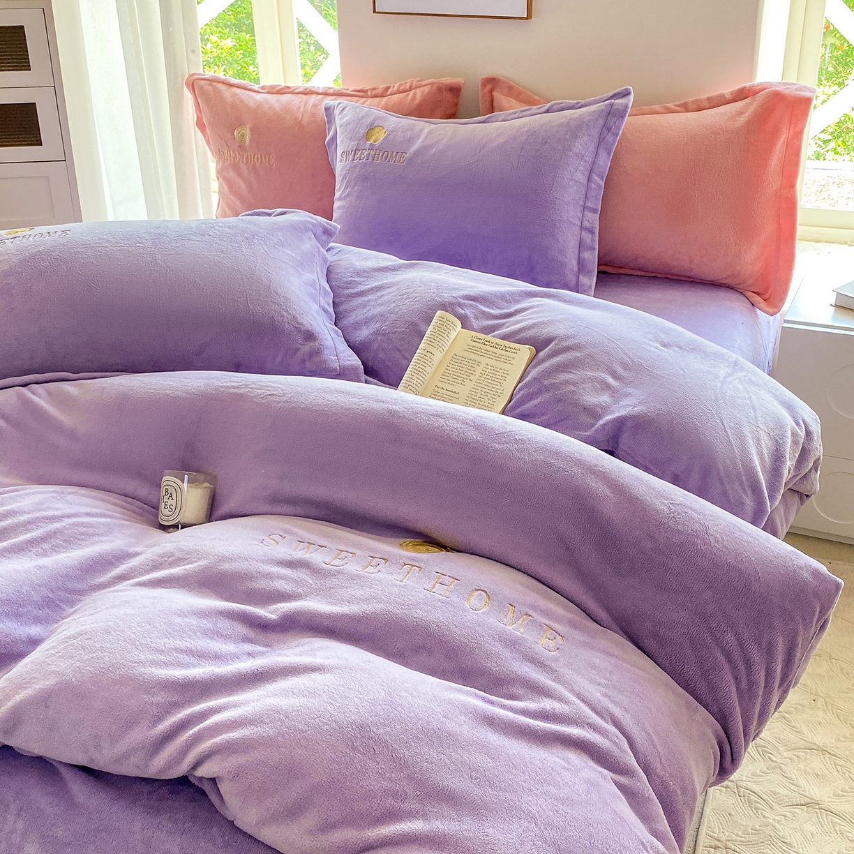 91家纺网 家纺一手货源 找家纺 悦织湾家纺 2025新款绣花200克重牛奶绒四件套刺绣3.5万针7斤重高密加厚保暖跨境专供外贸出口电商热销款 甜蜜家园-浅紫