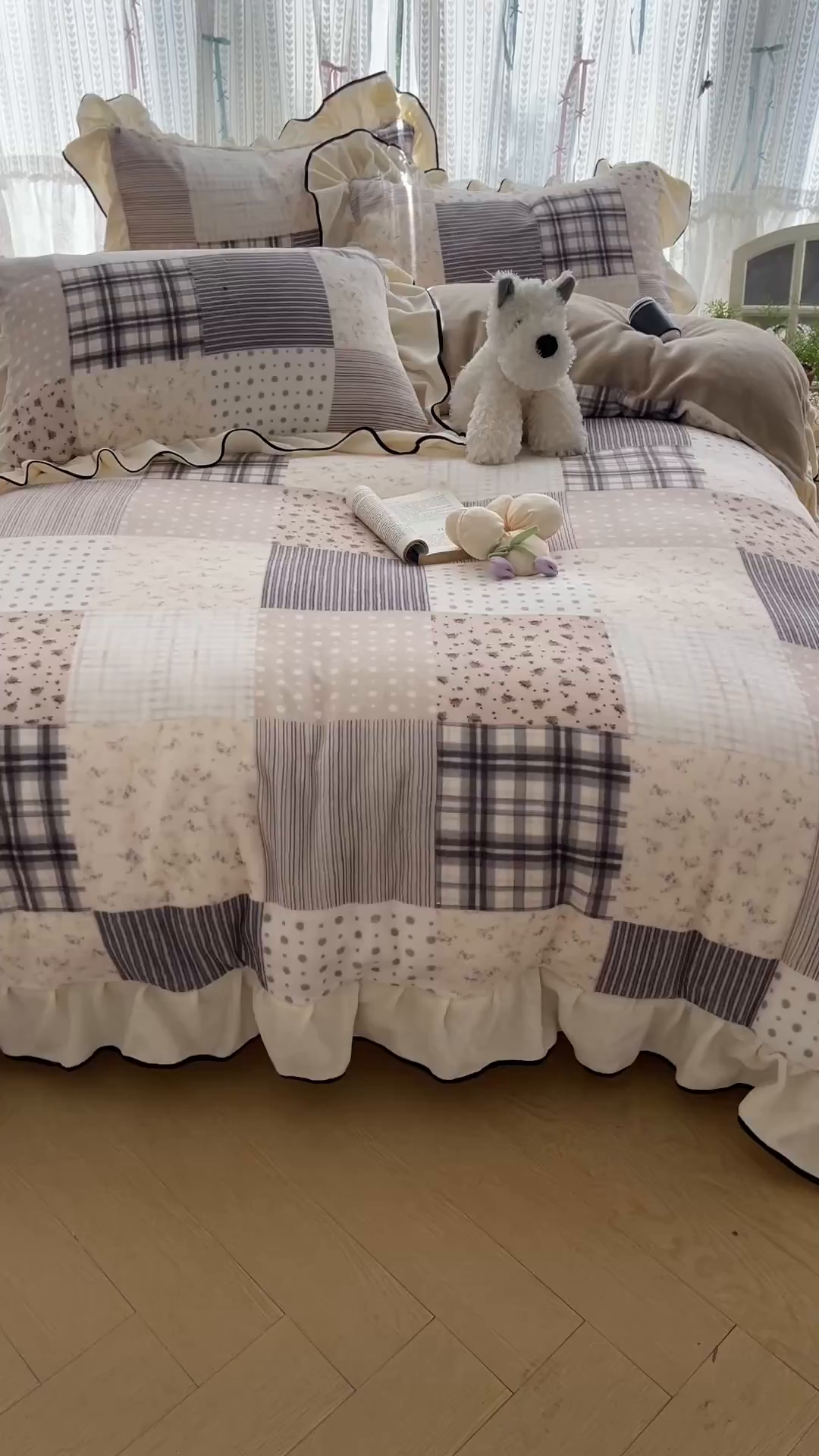 91家纺网 家纺一手货源 找家纺 桃子家居 2025新款A类法式复古碎花牛奶绒韩版花边工艺加厚牛奶绒四件套 绒花边-布拉格咖