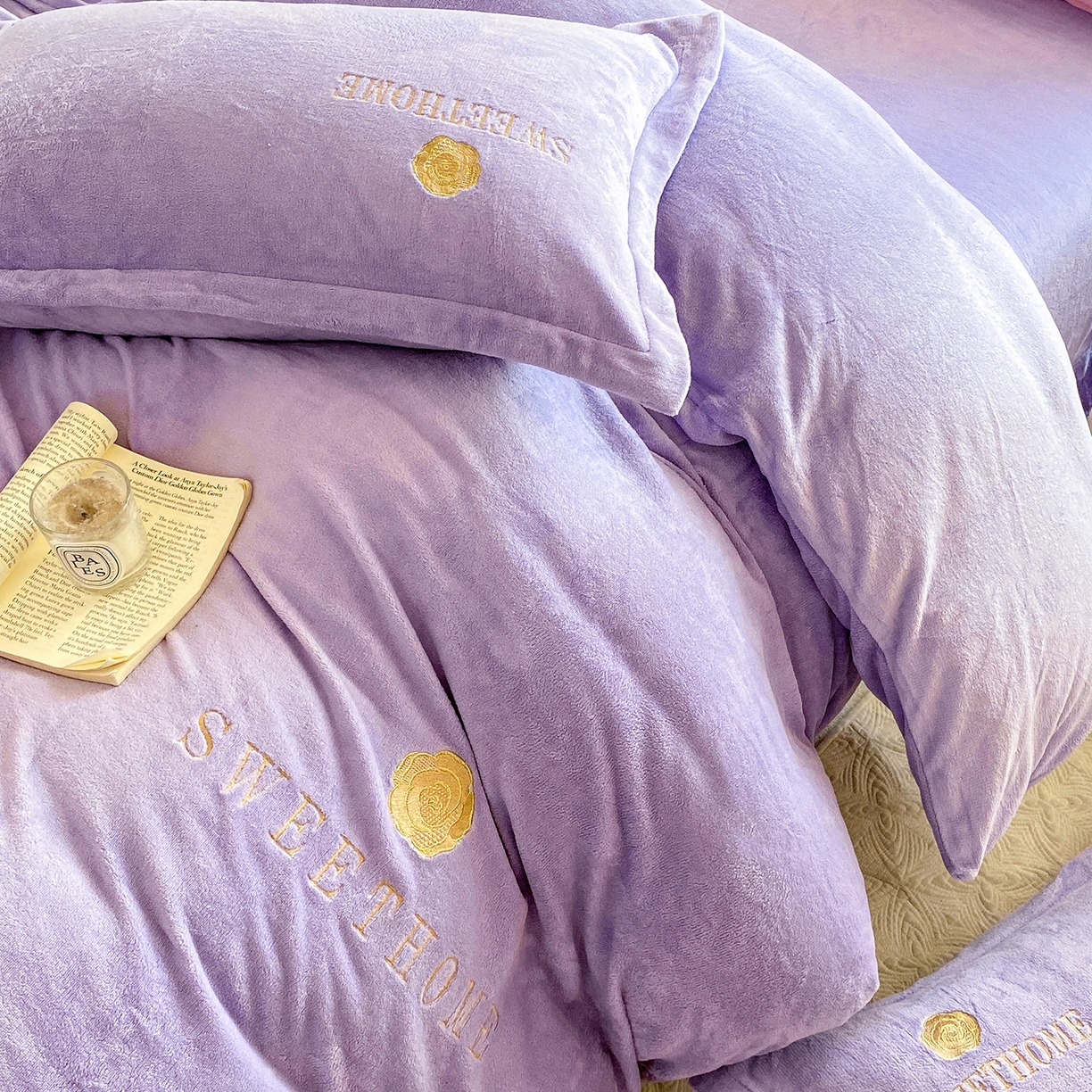 91家纺网 家纺一手货源 找家纺 悦织湾家纺 2025新款绣花200克重牛奶绒四件套刺绣3.5万针7斤重高密加厚保暖跨境专供外贸出口电商热销款 甜蜜家园-浅紫