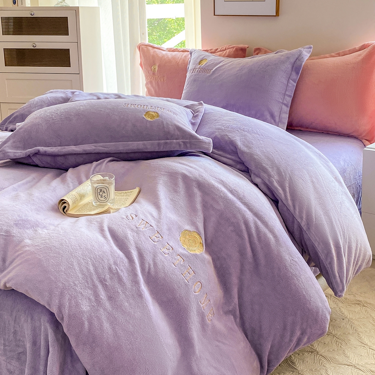 91家纺网 家纺一手货源 找家纺 悦织湾家纺 2025新款绣花200克重牛奶绒四件套刺绣3.5万针7斤重高密加厚保暖跨境专供外贸出口电商热销款 甜蜜家园-浅紫