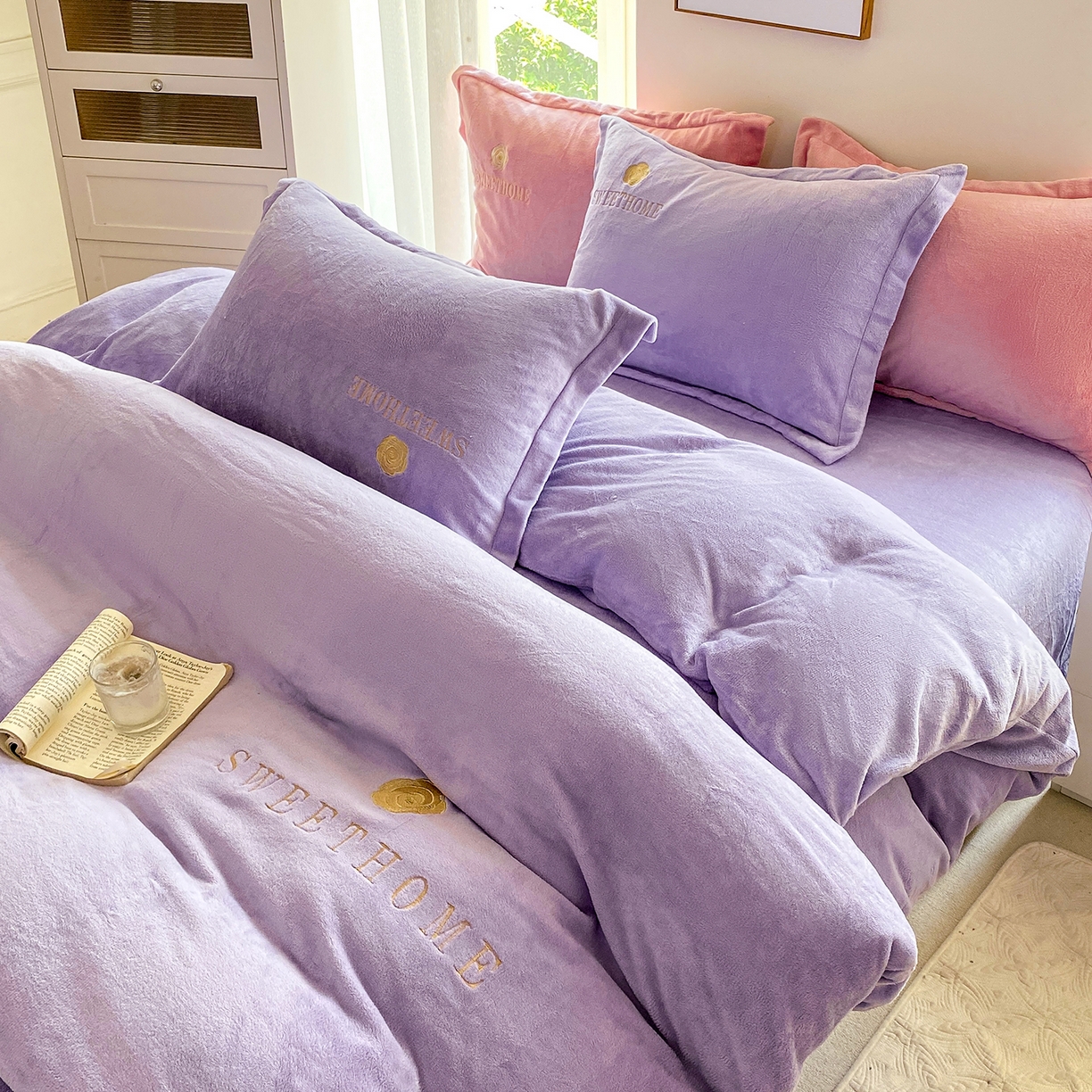 91家纺网 家纺一手货源 找家纺 悦织湾家纺 2025新款绣花200克重牛奶绒四件套刺绣3.5万针7斤重高密加厚保暖跨境专供外贸出口电商热销款 甜蜜家园-浅紫