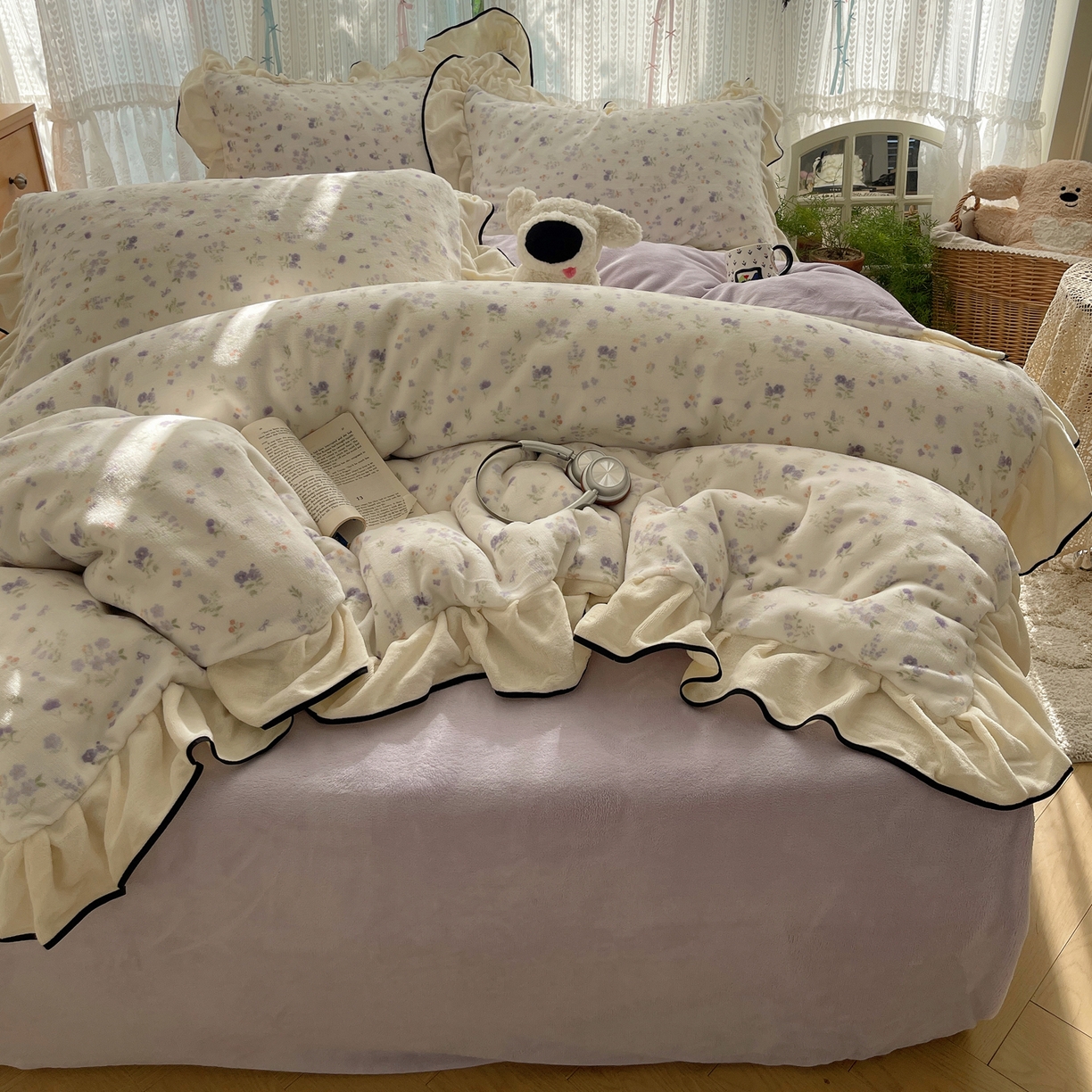 91家纺网 家纺一手货源 找家纺 桃子家居 2025新款A类法式复古碎花牛奶绒韩版花边工艺加厚牛奶绒四件套 绒花边-雅青