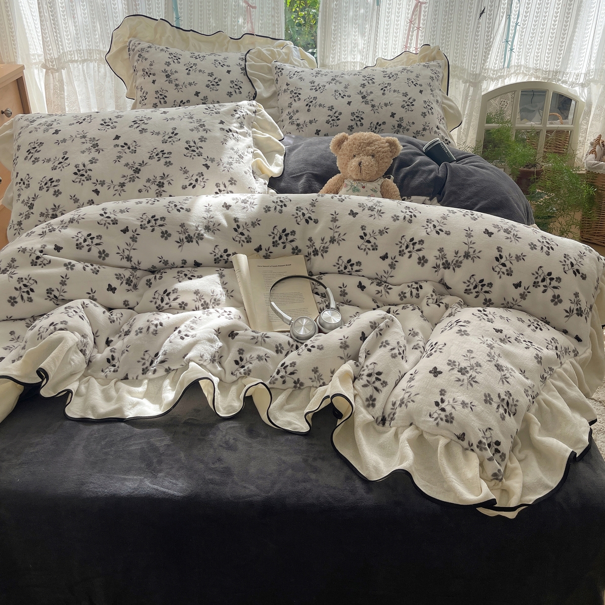 91家纺网 家纺一手货源 找家纺 桃子家居 2025新款A类法式复古碎花牛奶绒韩版花边工艺加厚牛奶绒四件套 绒花边-幽梦灰