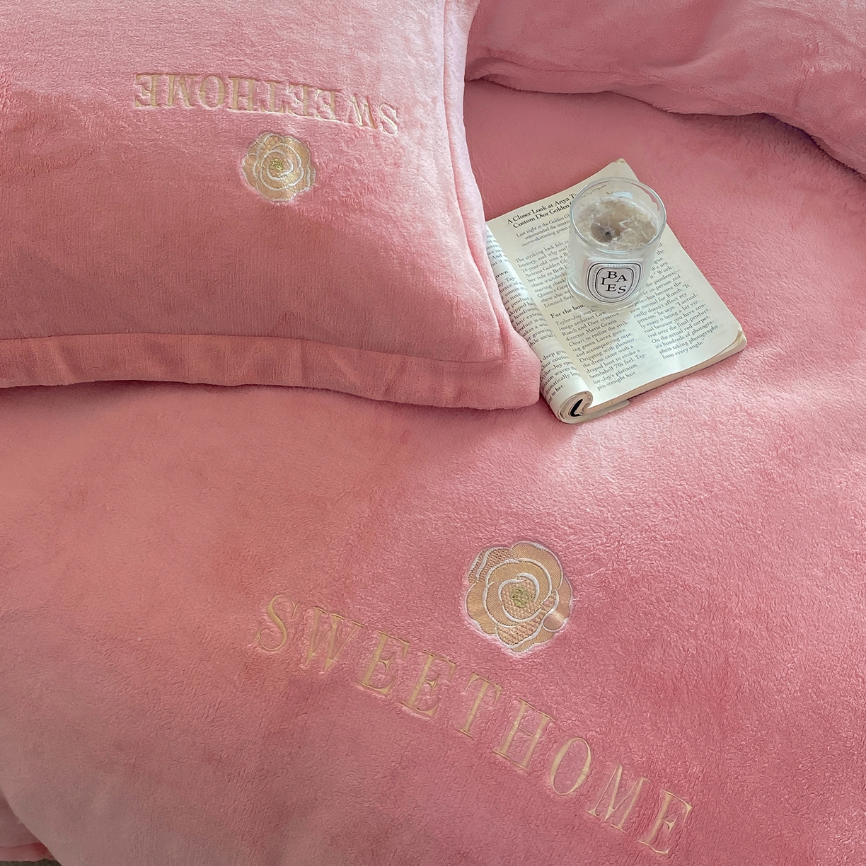 91家纺网 家纺一手货源 找家纺 悦织湾家纺 2025新款绣花200克重牛奶绒四件套刺绣3.5万针7斤重高密加厚保暖跨境专供外贸出口电商热销款 甜蜜家园-玉粉