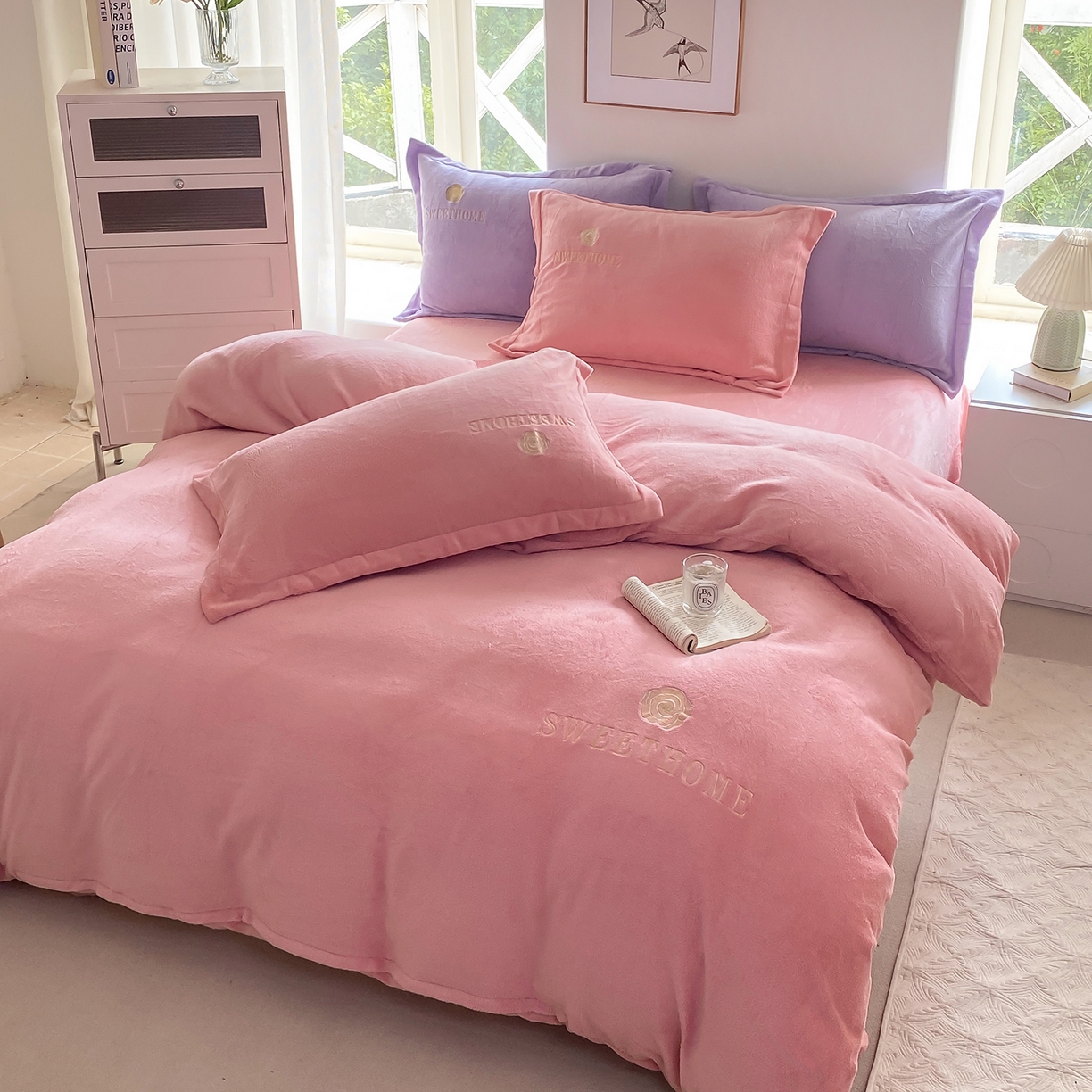 91家纺网 家纺一手货源 找家纺 悦织湾家纺 2025新款绣花200克重牛奶绒四件套刺绣3.5万针7斤重高密加厚保暖跨境专供外贸出口电商热销款 甜蜜家园-玉粉