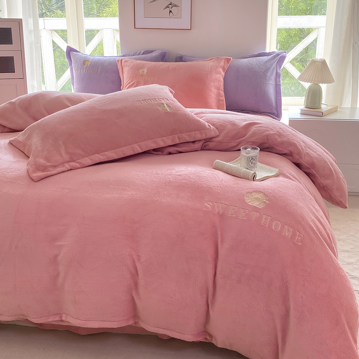 91家纺网 家纺一手货源 找家纺 悦织湾家纺 2025新款绣花200克重牛奶绒四件套刺绣3.5万针7斤重高密加厚保暖跨境专供外贸出口电商热销款 甜蜜家园-玉粉