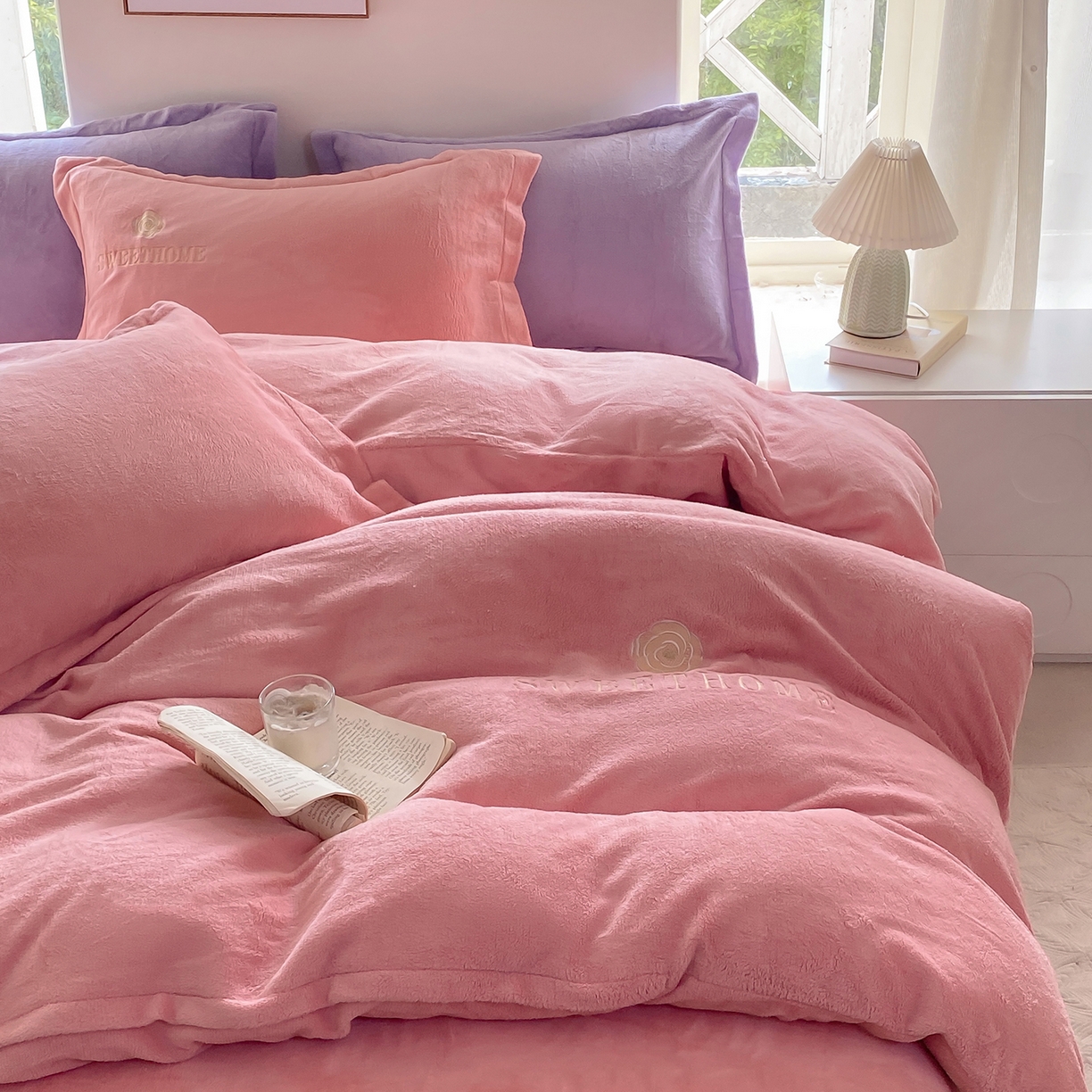 91家纺网 家纺一手货源 找家纺 悦织湾家纺 2025新款绣花200克重牛奶绒四件套刺绣3.5万针7斤重高密加厚保暖跨境专供外贸出口电商热销款 甜蜜家园-玉粉