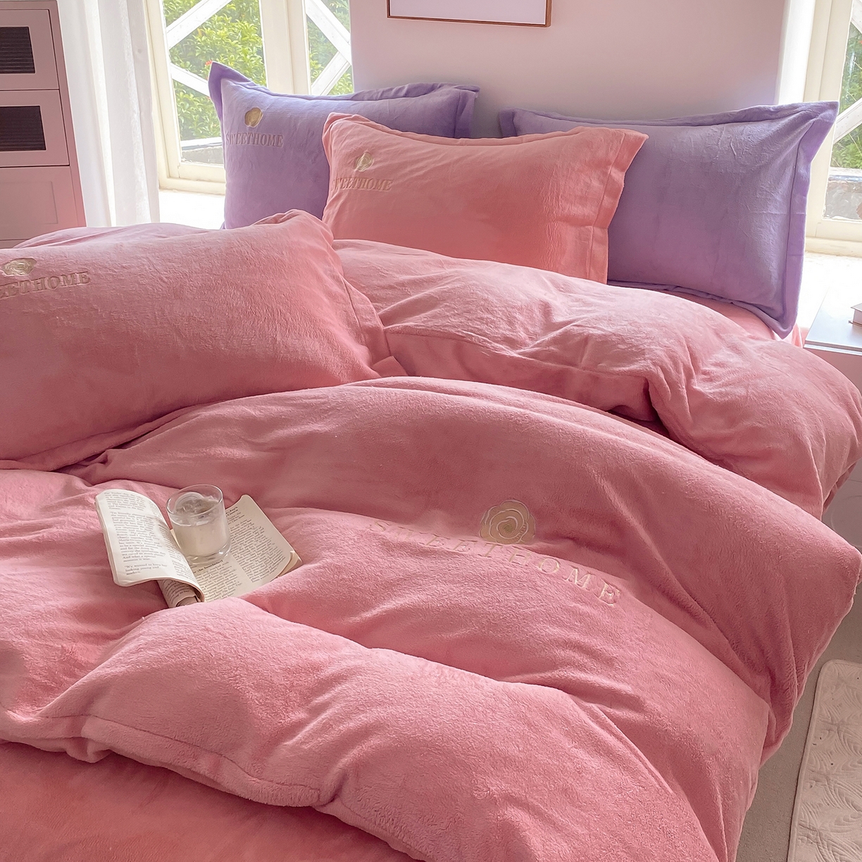 91家纺网 家纺一手货源 找家纺 悦织湾家纺 2025新款绣花200克重牛奶绒四件套刺绣3.5万针7斤重高密加厚保暖跨境专供外贸出口电商热销款 甜蜜家园-玉粉