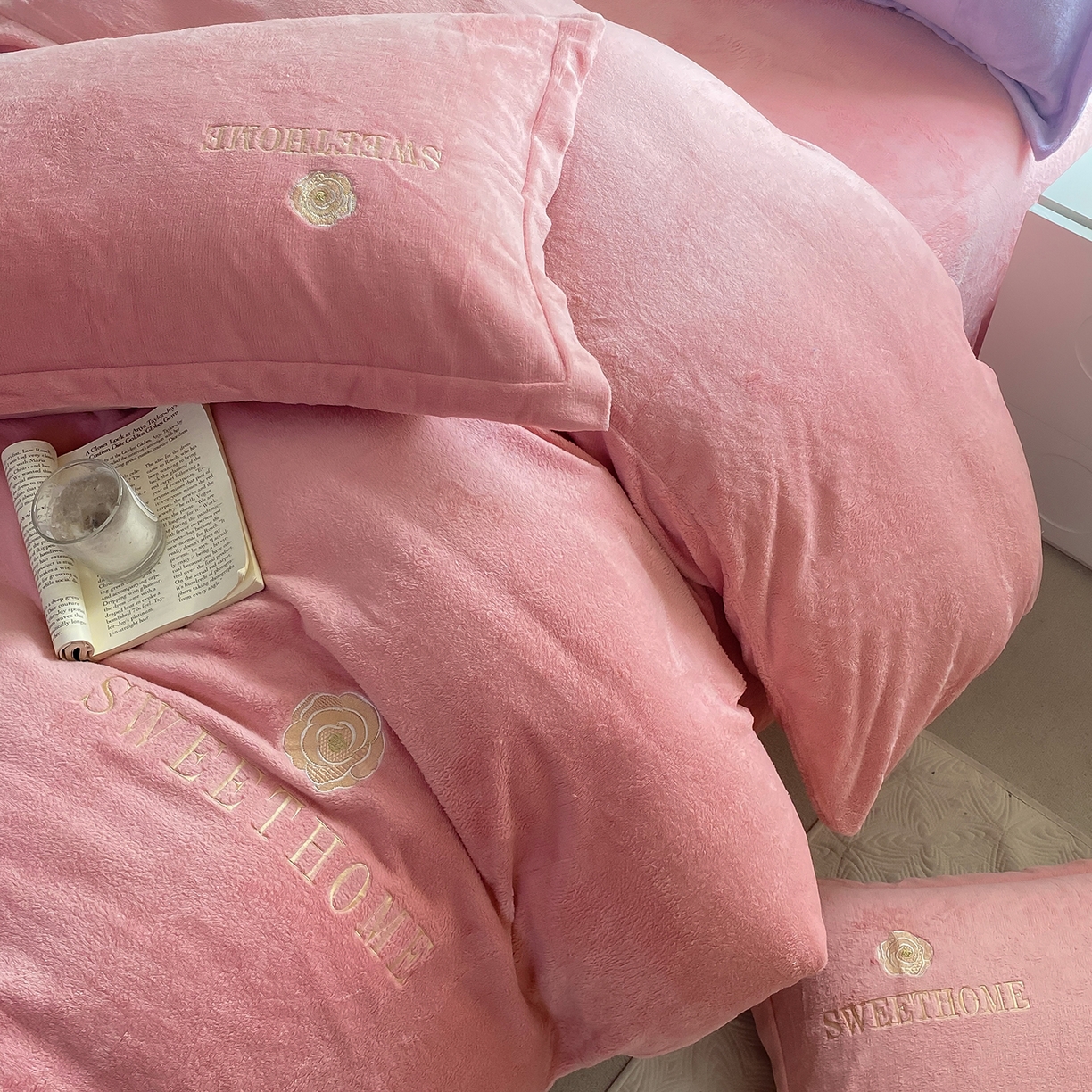 91家纺网 家纺一手货源 找家纺 悦织湾家纺 2025新款绣花200克重牛奶绒四件套刺绣3.5万针7斤重高密加厚保暖跨境专供外贸出口电商热销款 甜蜜家园-玉粉