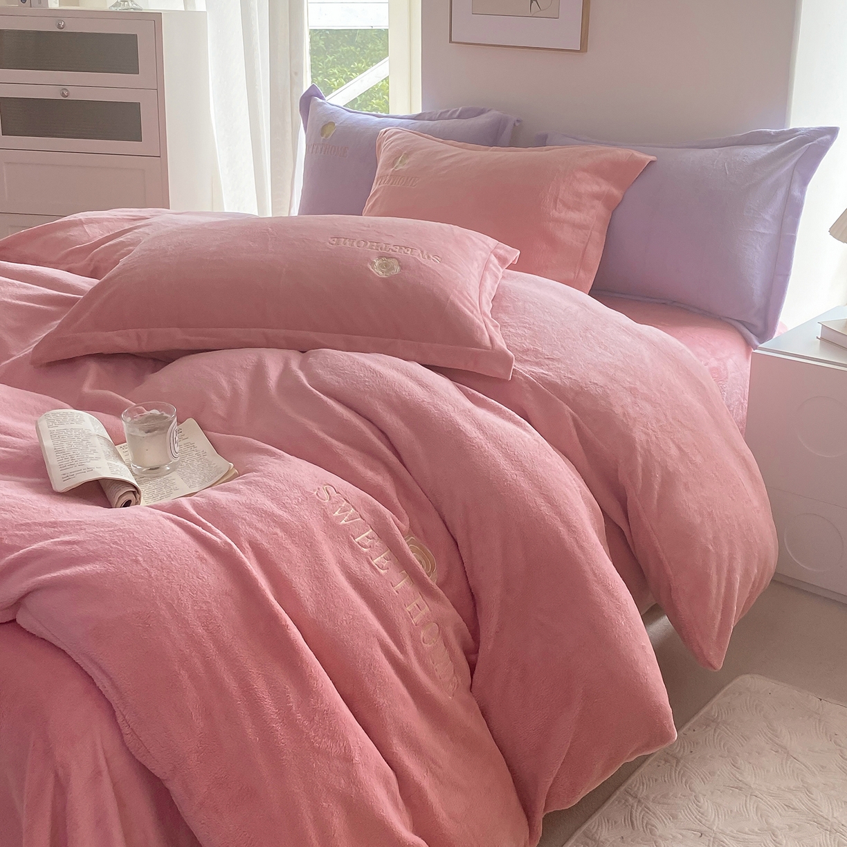 91家纺网 家纺一手货源 找家纺 悦织湾家纺 2025新款绣花200克重牛奶绒四件套刺绣3.5万针7斤重高密加厚保暖跨境专供外贸出口电商热销款 甜蜜家园-玉粉