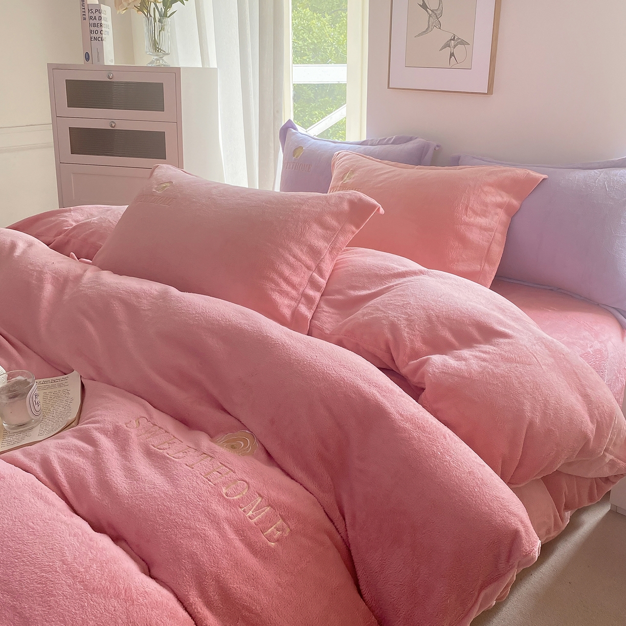 91家纺网 家纺一手货源 找家纺 悦织湾家纺 2025新款绣花200克重牛奶绒四件套刺绣3.5万针7斤重高密加厚保暖跨境专供外贸出口电商热销款 甜蜜家园-玉粉