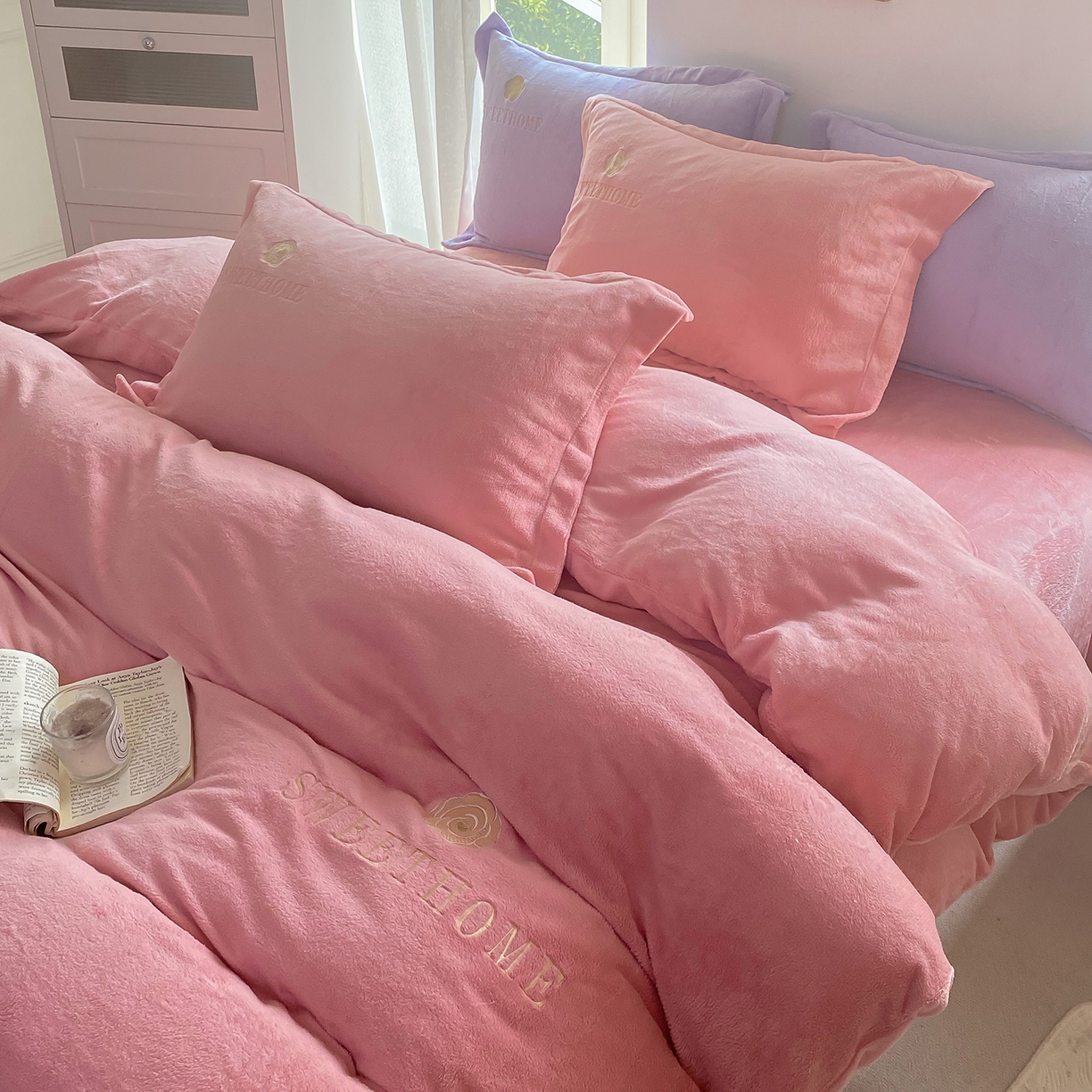 91家纺网 家纺一手货源 找家纺 悦织湾家纺 2025新款绣花200克重牛奶绒四件套刺绣3.5万针7斤重高密加厚保暖跨境专供外贸出口电商热销款 甜蜜家园-玉粉