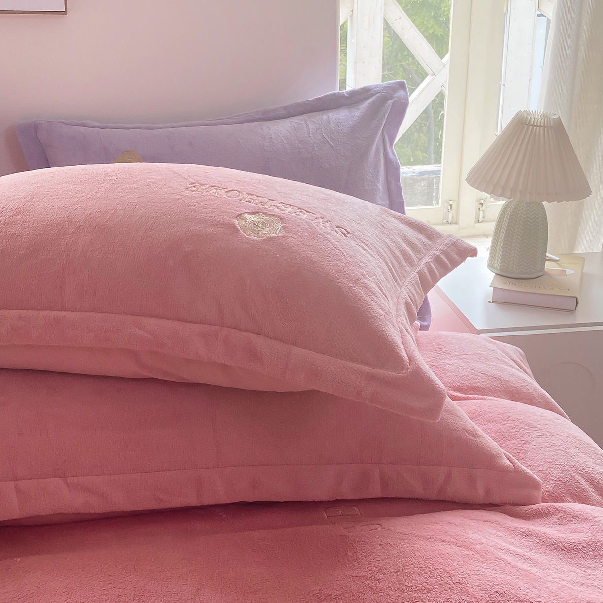 91家纺网 家纺一手货源 找家纺 悦织湾家纺 2025新款绣花200克重牛奶绒四件套刺绣3.5万针7斤重高密加厚保暖跨境专供外贸出口电商热销款 甜蜜家园-玉粉