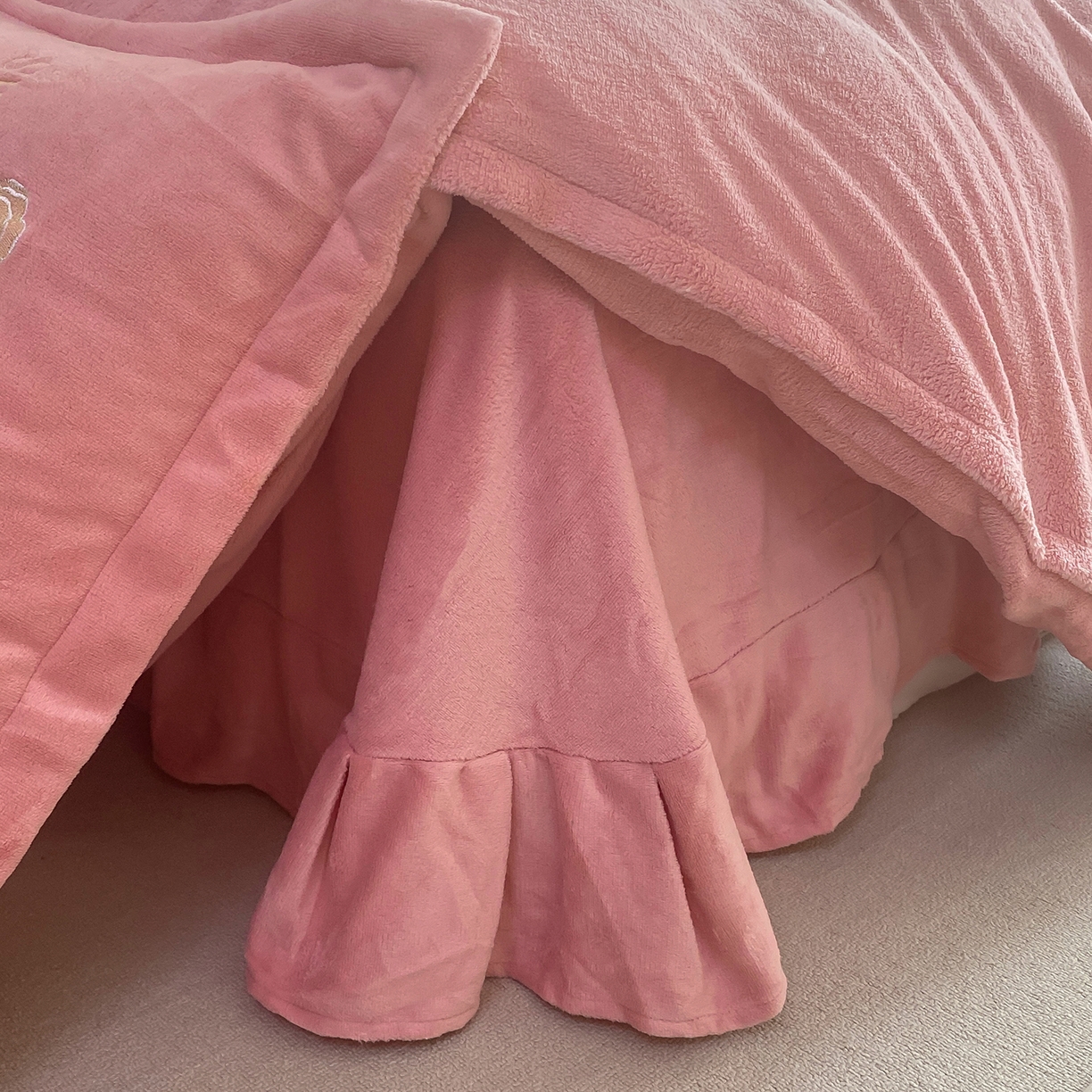 91家纺网 家纺一手货源 找家纺 悦织湾家纺 2025新款绣花200克重牛奶绒四件套刺绣3.5万针7斤重高密加厚保暖跨境专供外贸出口电商热销款 甜蜜家园-玉粉