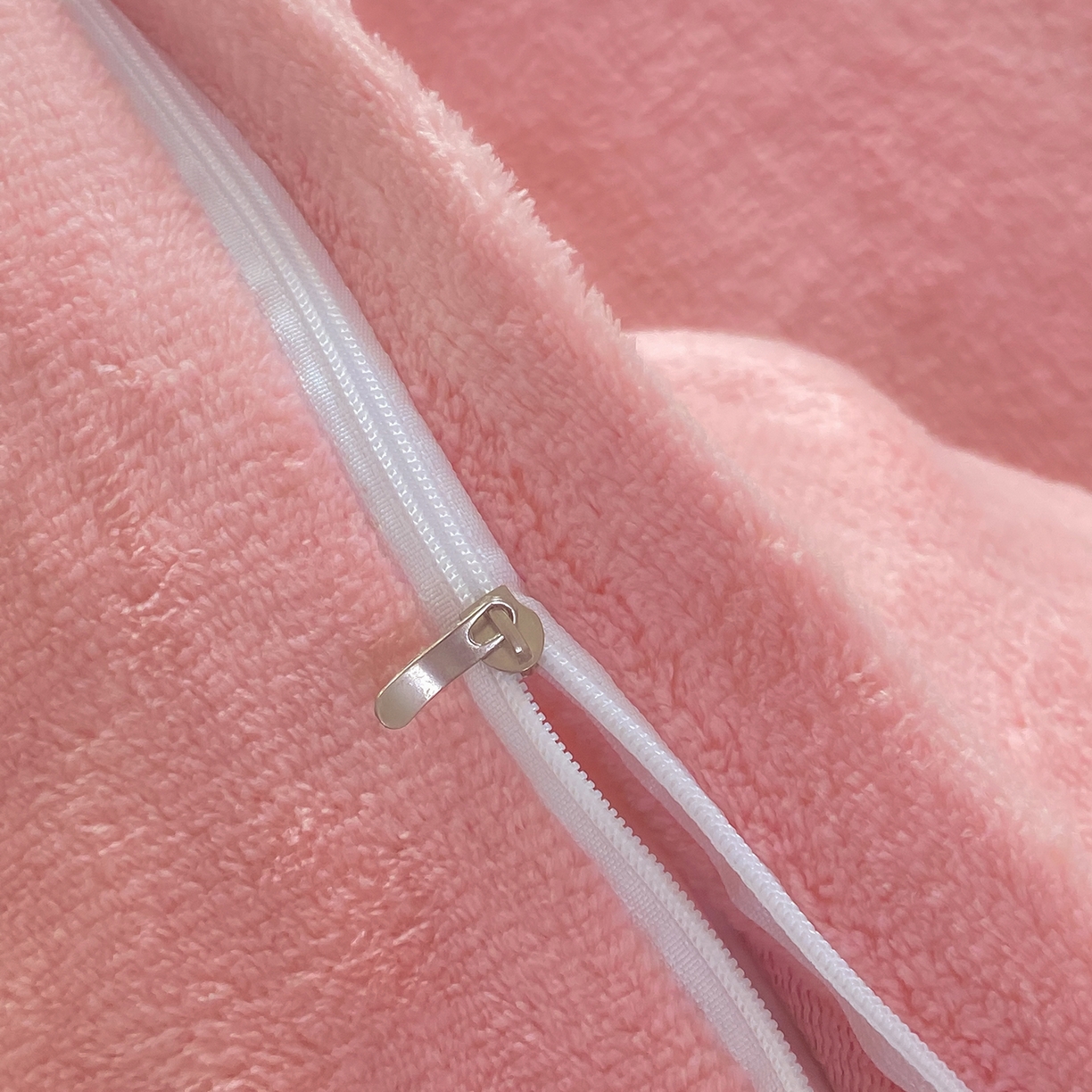 91家纺网 家纺一手货源 找家纺 悦织湾家纺 2025新款绣花200克重牛奶绒四件套刺绣3.5万针7斤重高密加厚保暖跨境专供外贸出口电商热销款 甜蜜家园-玉粉