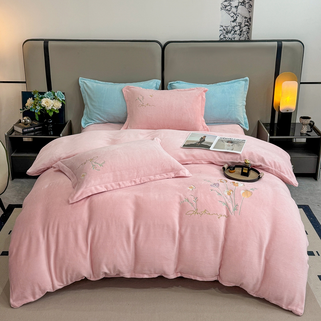 91家纺网 家纺一手货源 找家纺 悦织湾家纺 2025新款绣花200克重牛奶绒四件套刺绣3.5万针7斤重高密加厚保暖跨境专供外贸出口电商热销款 郁金香-粉玉