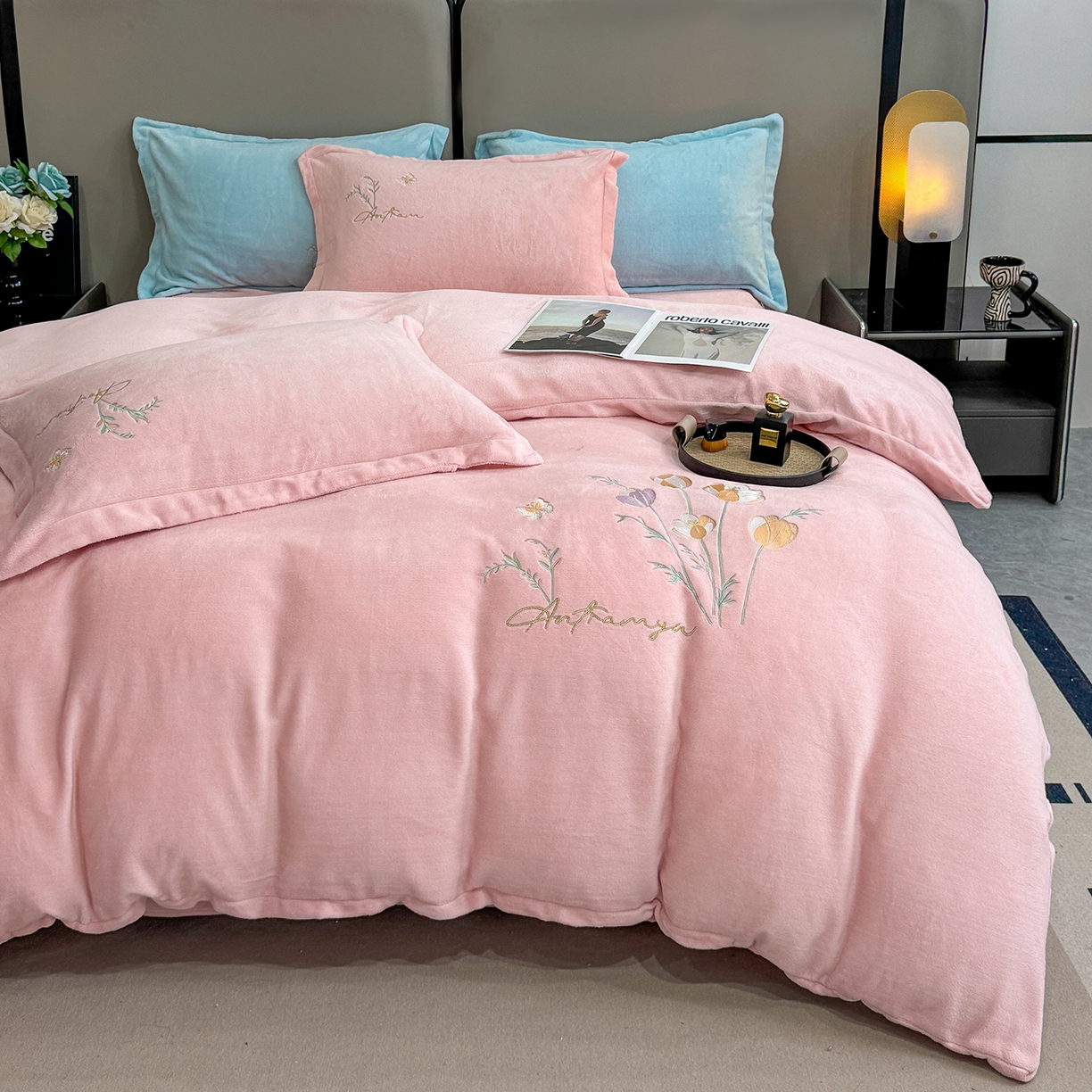 91家纺网 家纺一手货源 找家纺 悦织湾家纺 2025新款绣花200克重牛奶绒四件套刺绣3.5万针7斤重高密加厚保暖跨境专供外贸出口电商热销款 郁金香-粉玉