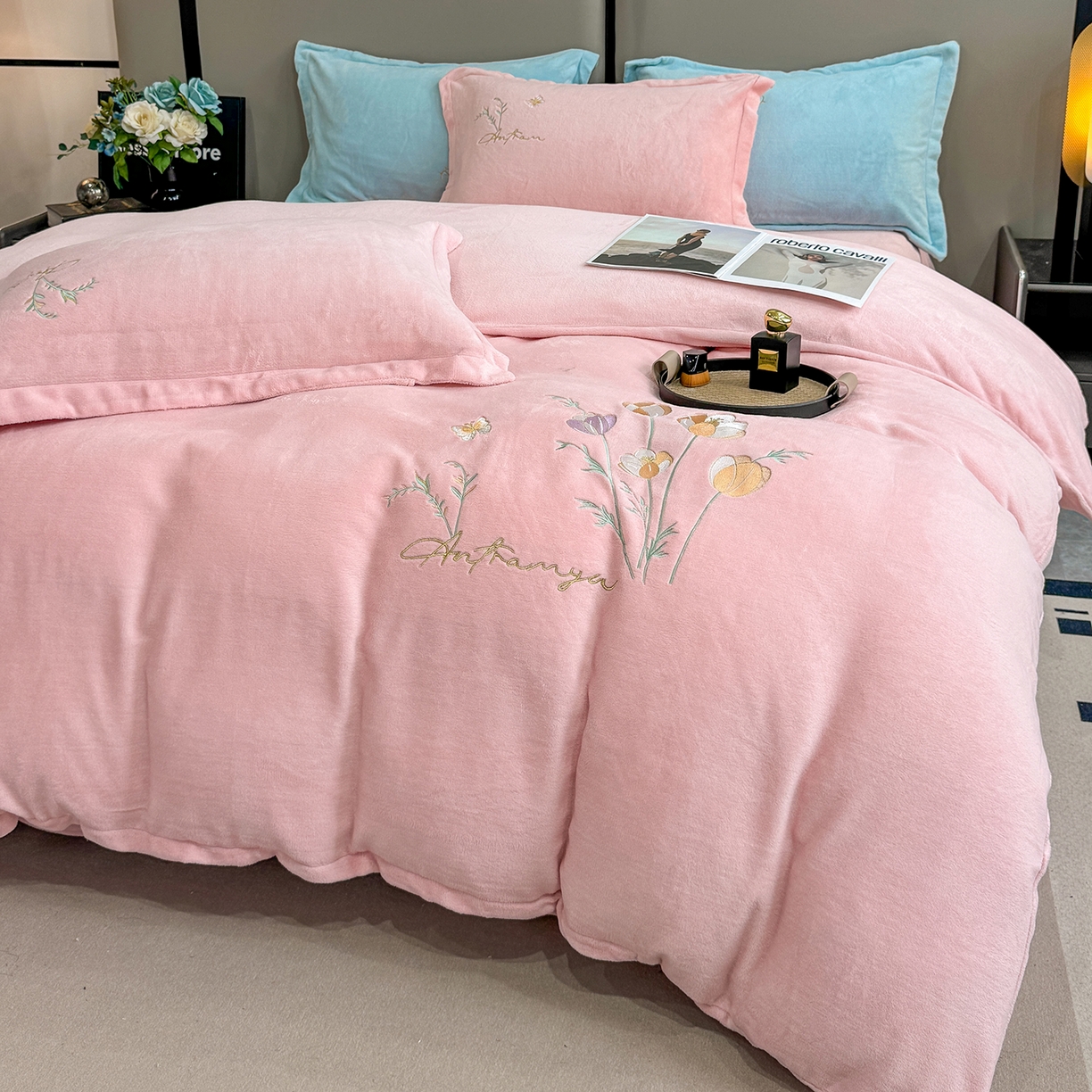 91家纺网 家纺一手货源 找家纺 悦织湾家纺 2025新款绣花200克重牛奶绒四件套刺绣3.5万针7斤重高密加厚保暖跨境专供外贸出口电商热销款 郁金香-粉玉