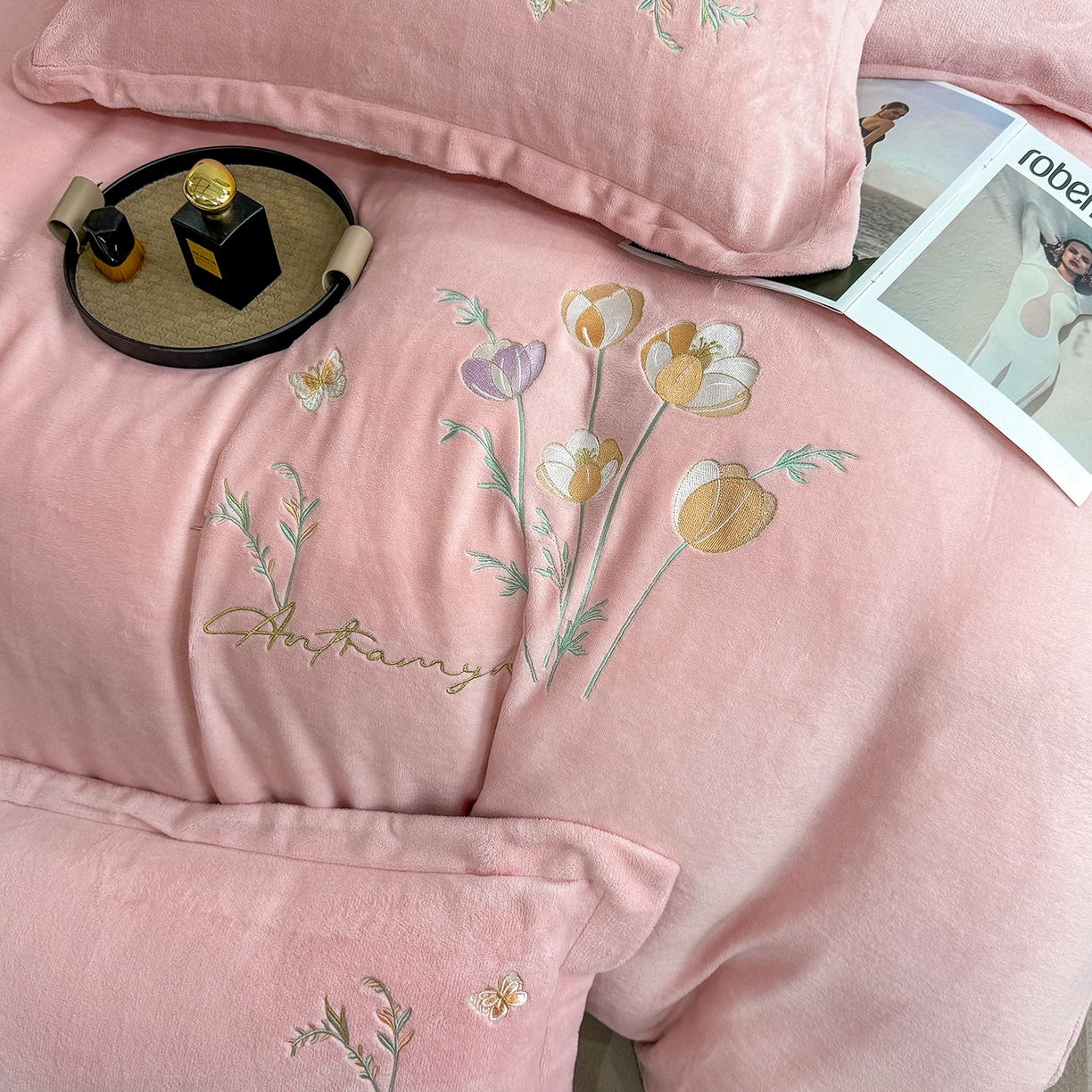 91家纺网 家纺一手货源 找家纺 悦织湾家纺 2025新款绣花200克重牛奶绒四件套刺绣3.5万针7斤重高密加厚保暖跨境专供外贸出口电商热销款 郁金香-粉玉