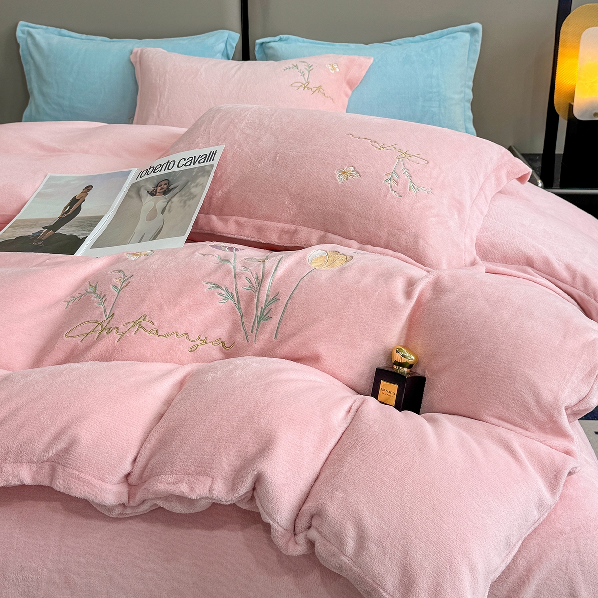 91家纺网 家纺一手货源 找家纺 悦织湾家纺 2025新款绣花200克重牛奶绒四件套刺绣3.5万针7斤重高密加厚保暖跨境专供外贸出口电商热销款 郁金香-粉玉