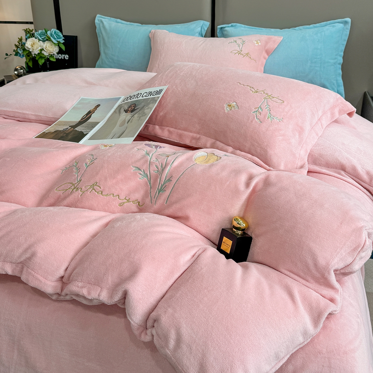 91家纺网 家纺一手货源 找家纺 悦织湾家纺 2025新款绣花200克重牛奶绒四件套刺绣3.5万针7斤重高密加厚保暖跨境专供外贸出口电商热销款 郁金香-粉玉