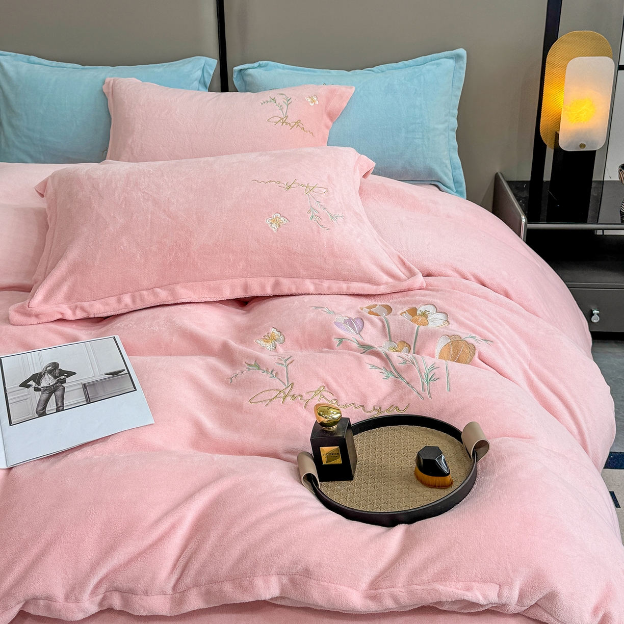 91家纺网 家纺一手货源 找家纺 悦织湾家纺 2025新款绣花200克重牛奶绒四件套刺绣3.5万针7斤重高密加厚保暖跨境专供外贸出口电商热销款 郁金香-粉玉