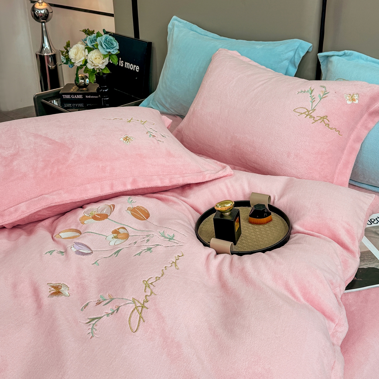 91家纺网 家纺一手货源 找家纺 悦织湾家纺 2025新款绣花200克重牛奶绒四件套刺绣3.5万针7斤重高密加厚保暖跨境专供外贸出口电商热销款 郁金香-粉玉