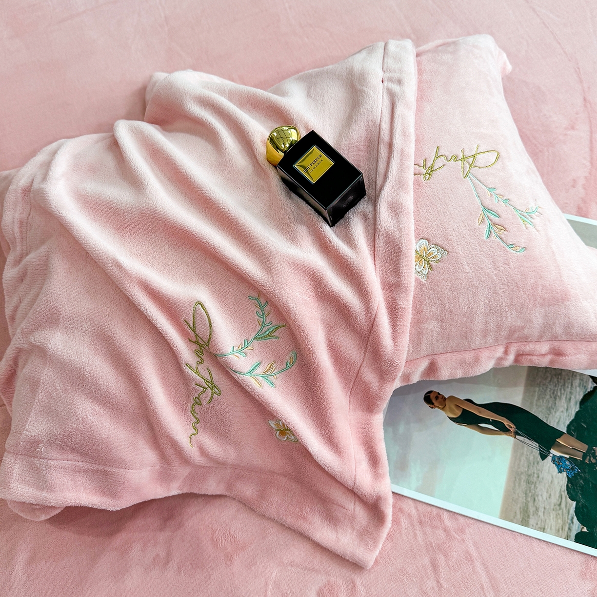 91家纺网 家纺一手货源 找家纺 悦织湾家纺 2025新款绣花200克重牛奶绒四件套刺绣3.5万针7斤重高密加厚保暖跨境专供外贸出口电商热销款 郁金香-粉玉