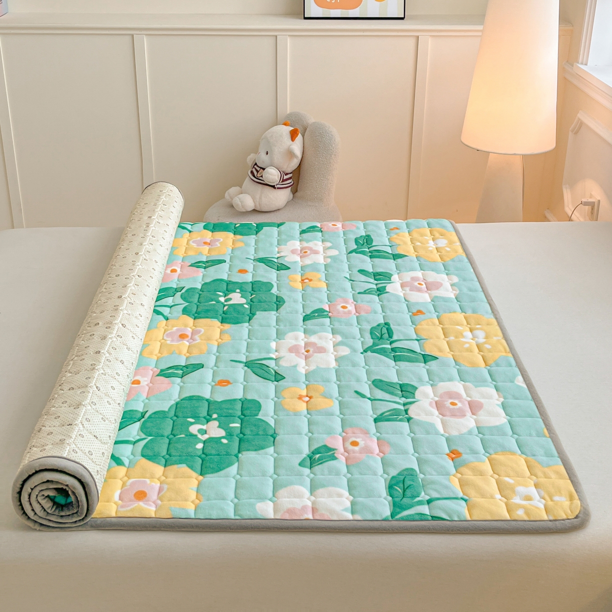 91家纺网 家纺一手货源 找家纺 雅萱家纺 2025新款牛奶绒夹棉印花床垫大床图 绒床垫-花暖香风绿色