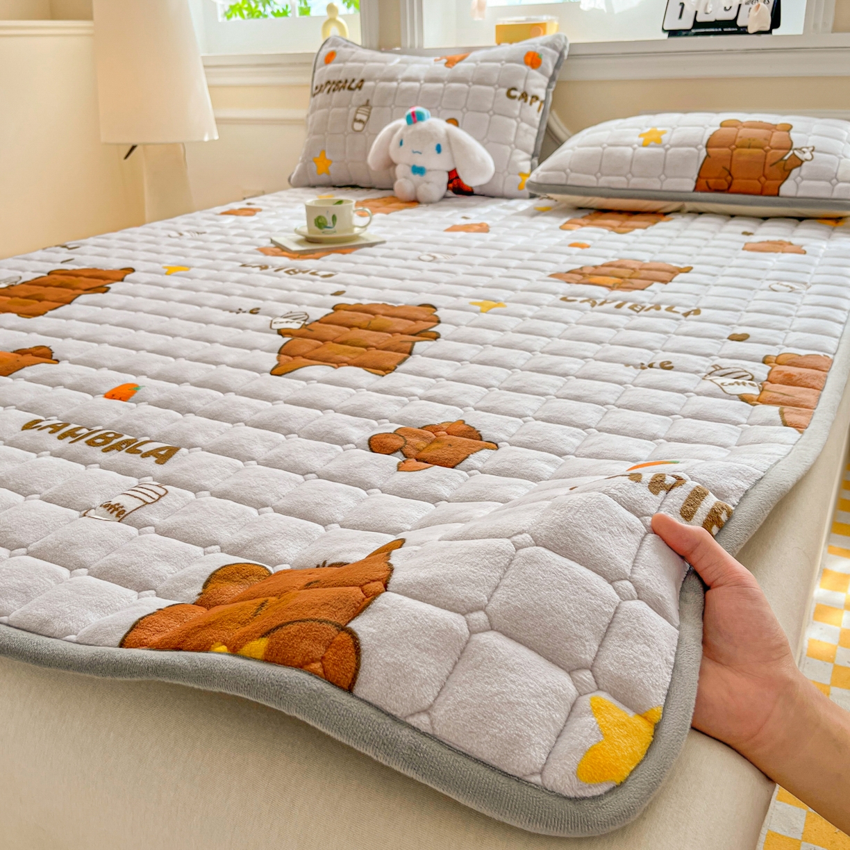 91家纺网 家纺一手货源 找家纺 雅萱家纺 2025新款牛奶绒夹棉印花床垫大床图 绒床垫-奶茶屯屯灰