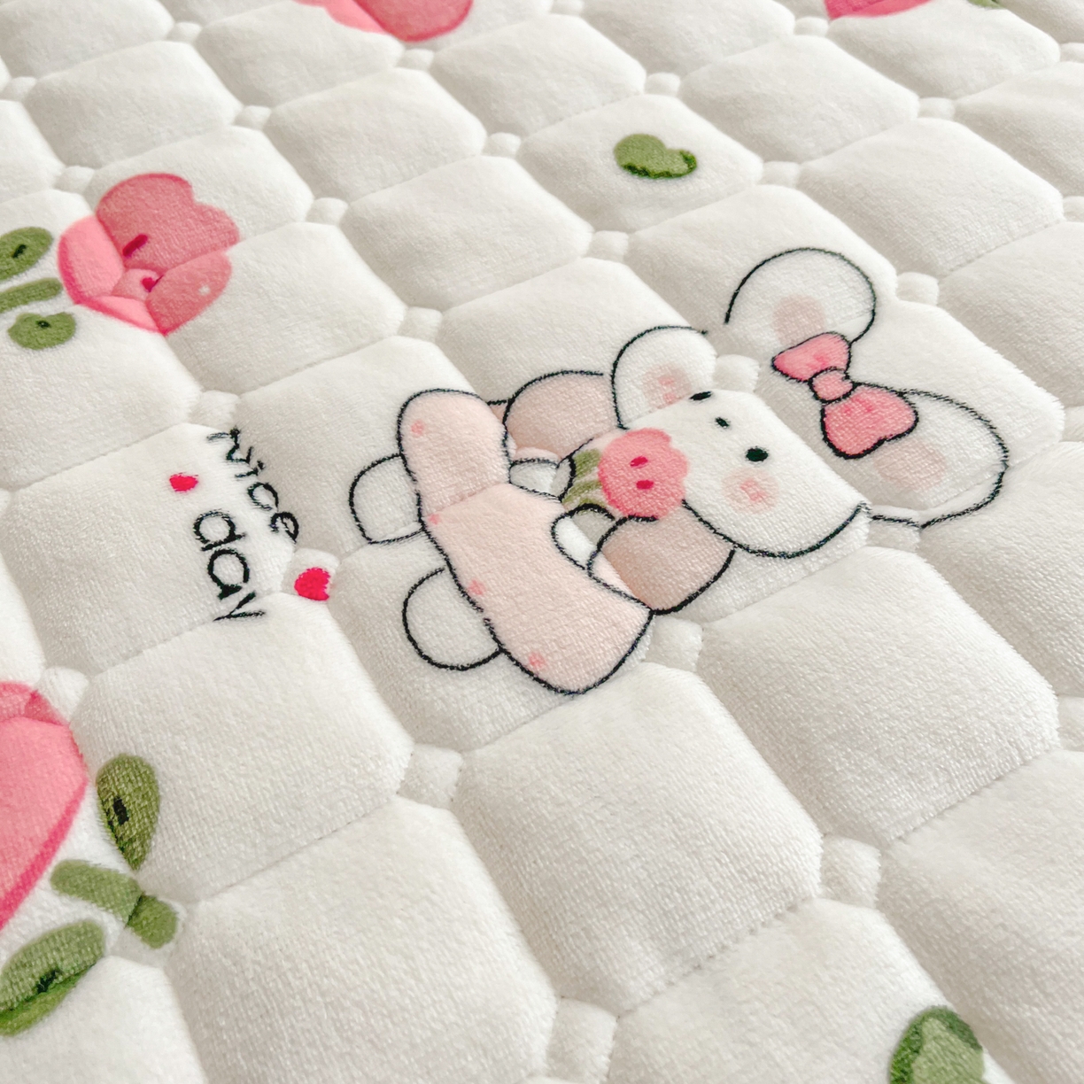 91家纺网 家纺一手货源 找家纺 雅萱家纺 2025新款牛奶绒夹棉印花床垫大床图 绒床垫-花间兔