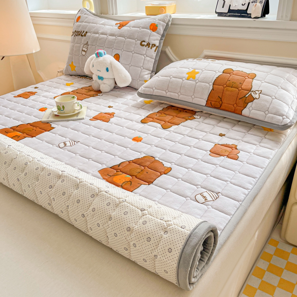 91家纺网 家纺一手货源 找家纺 雅萱家纺 2025新款牛奶绒夹棉印花床垫大床图 绒床垫-奶茶屯屯灰