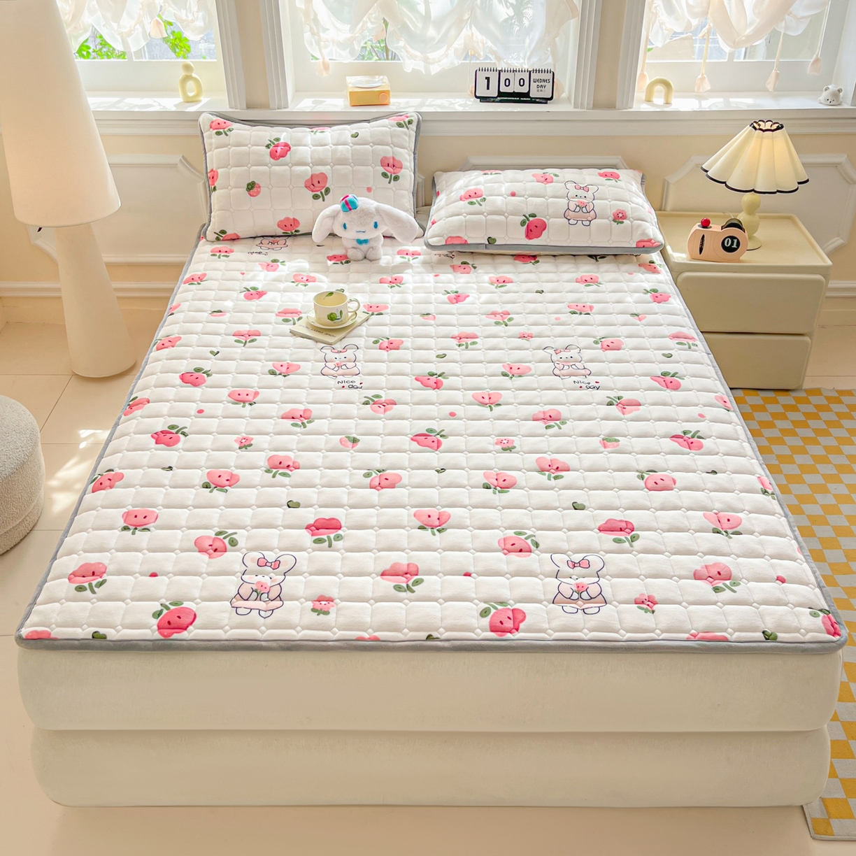 91家纺网 家纺一手货源 找家纺 雅萱家纺 2025新款牛奶绒夹棉印花床垫大床图 绒床垫-花间兔