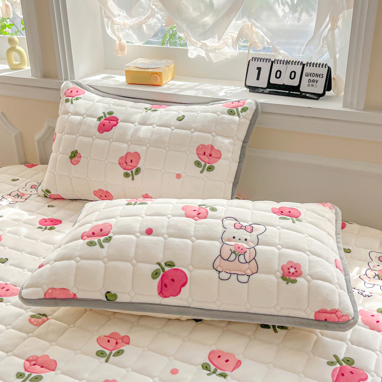 91家纺网 家纺一手货源 找家纺 雅萱家纺 2025新款牛奶绒夹棉印花床垫大床图 绒床垫-花间兔