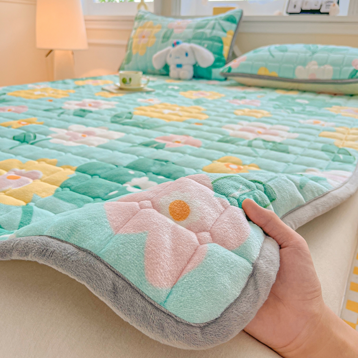 91家纺网 家纺一手货源 找家纺 雅萱家纺 2025新款牛奶绒夹棉印花床垫大床图 绒床垫-花暖香风绿色