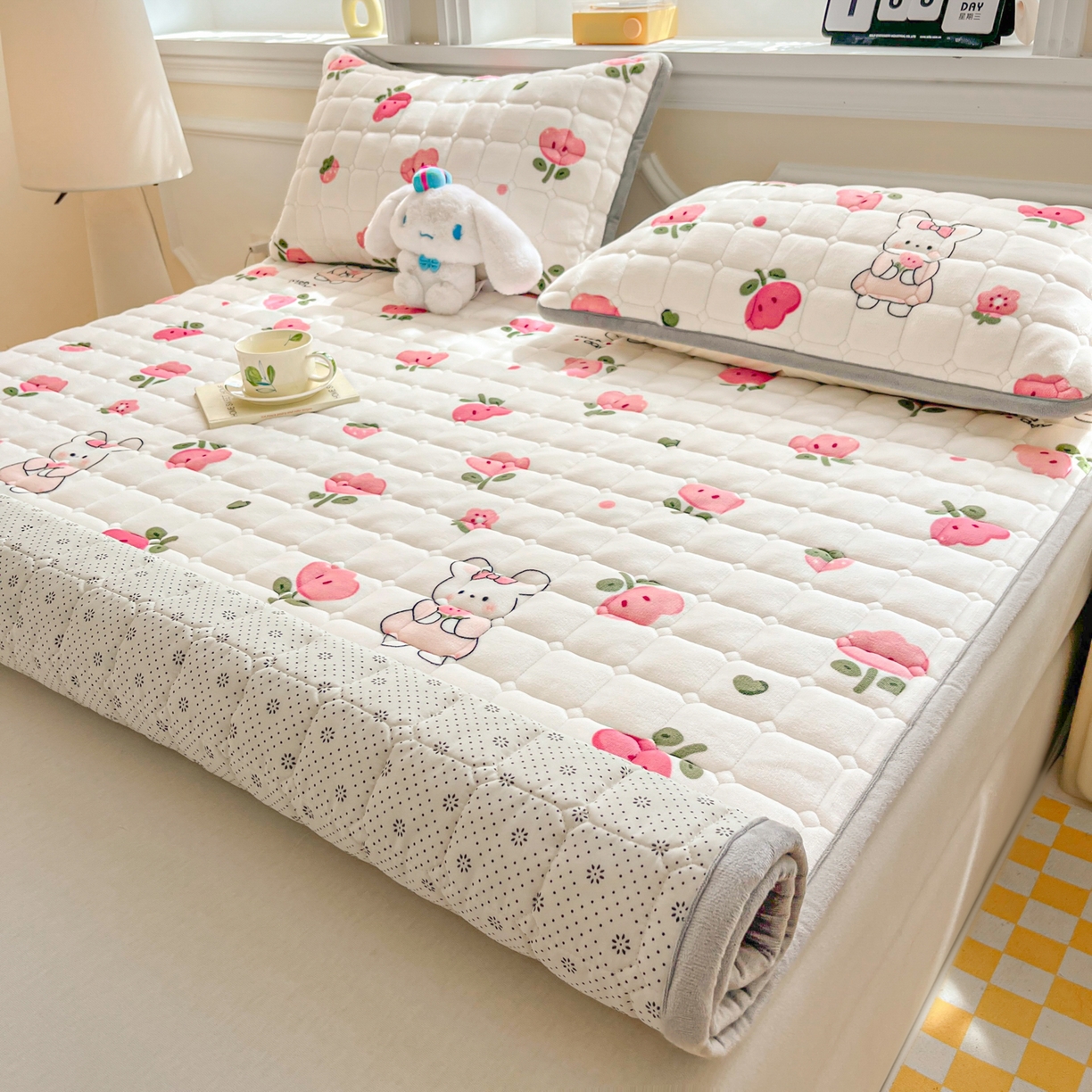 91家纺网 家纺一手货源 找家纺 雅萱家纺 2025新款牛奶绒夹棉印花床垫大床图 绒床垫-花间兔