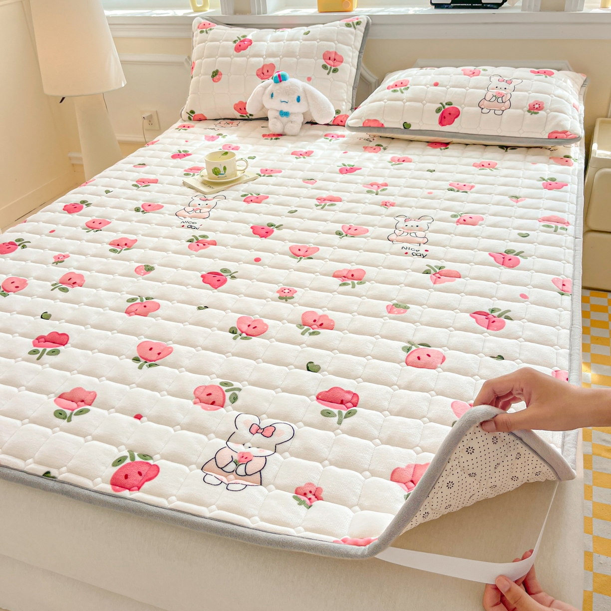 91家纺网 家纺一手货源 找家纺 雅萱家纺 2025新款牛奶绒夹棉印花床垫大床图 绒床垫-花间兔