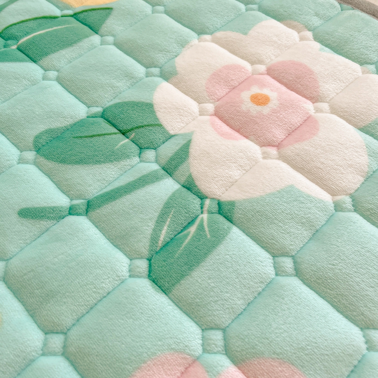 91家纺网 家纺一手货源 找家纺 雅萱家纺 2025新款牛奶绒夹棉印花床垫大床图 绒床垫-花暖香风绿色