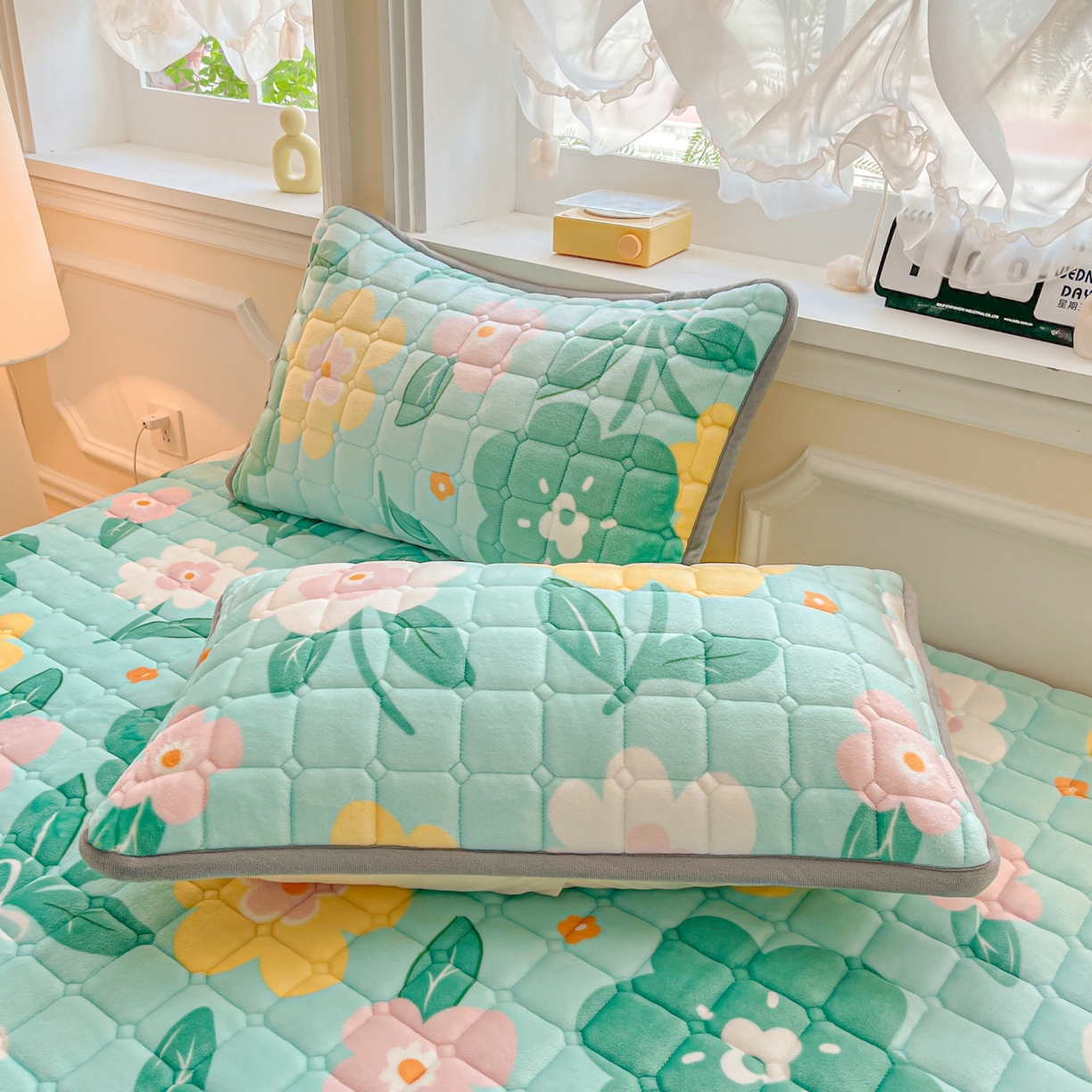91家纺网 家纺一手货源 找家纺 雅萱家纺 2025新款牛奶绒夹棉印花床垫大床图 绒床垫-花暖香风绿色