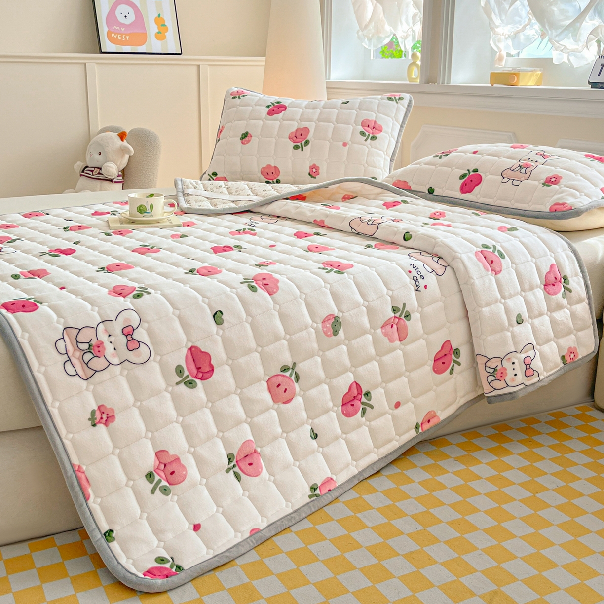 91家纺网 家纺一手货源 找家纺 雅萱家纺 2025新款牛奶绒夹棉印花床垫大床图 绒床垫-花间兔