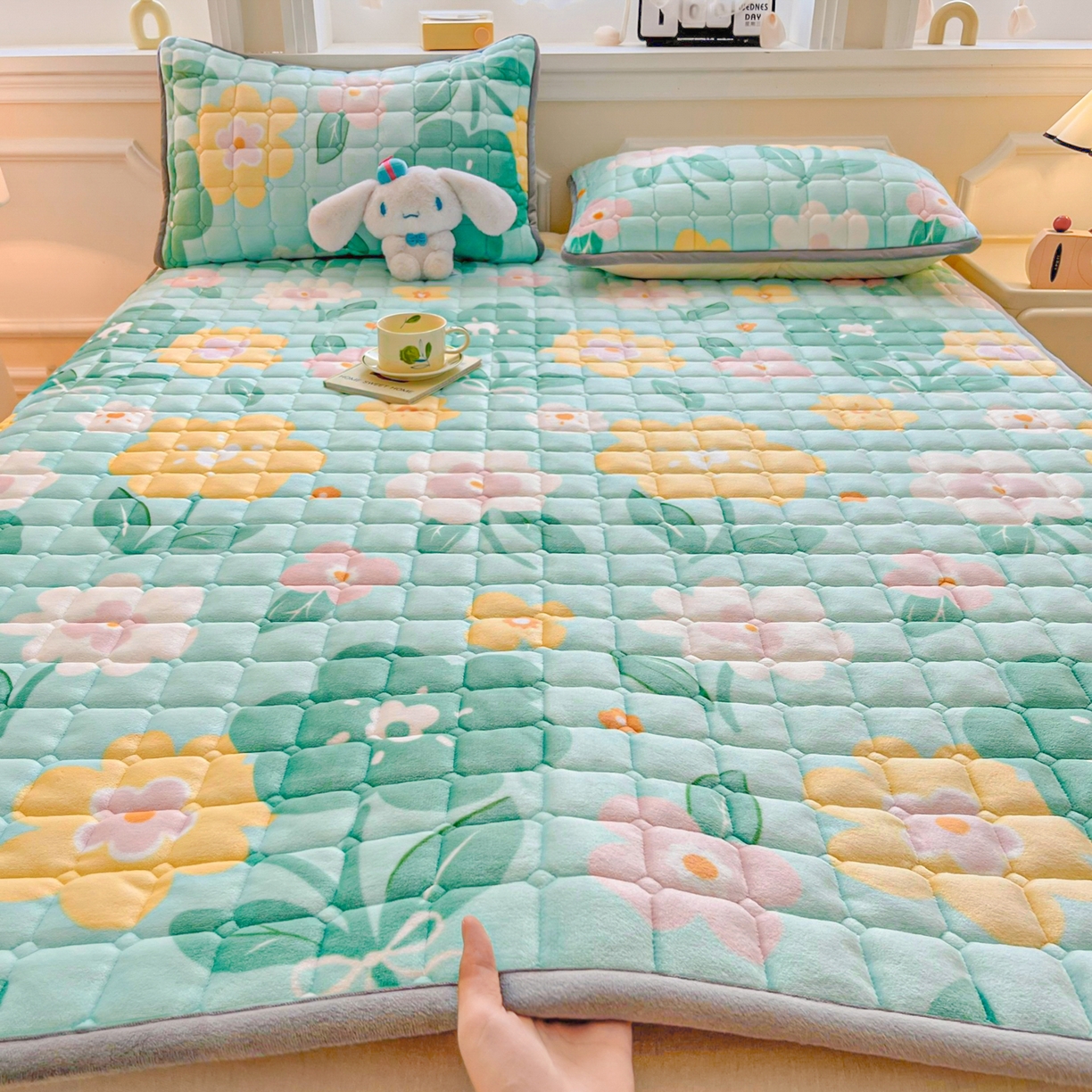 91家纺网 家纺一手货源 找家纺 雅萱家纺 2025新款牛奶绒夹棉印花床垫大床图 绒床垫-花暖香风绿色