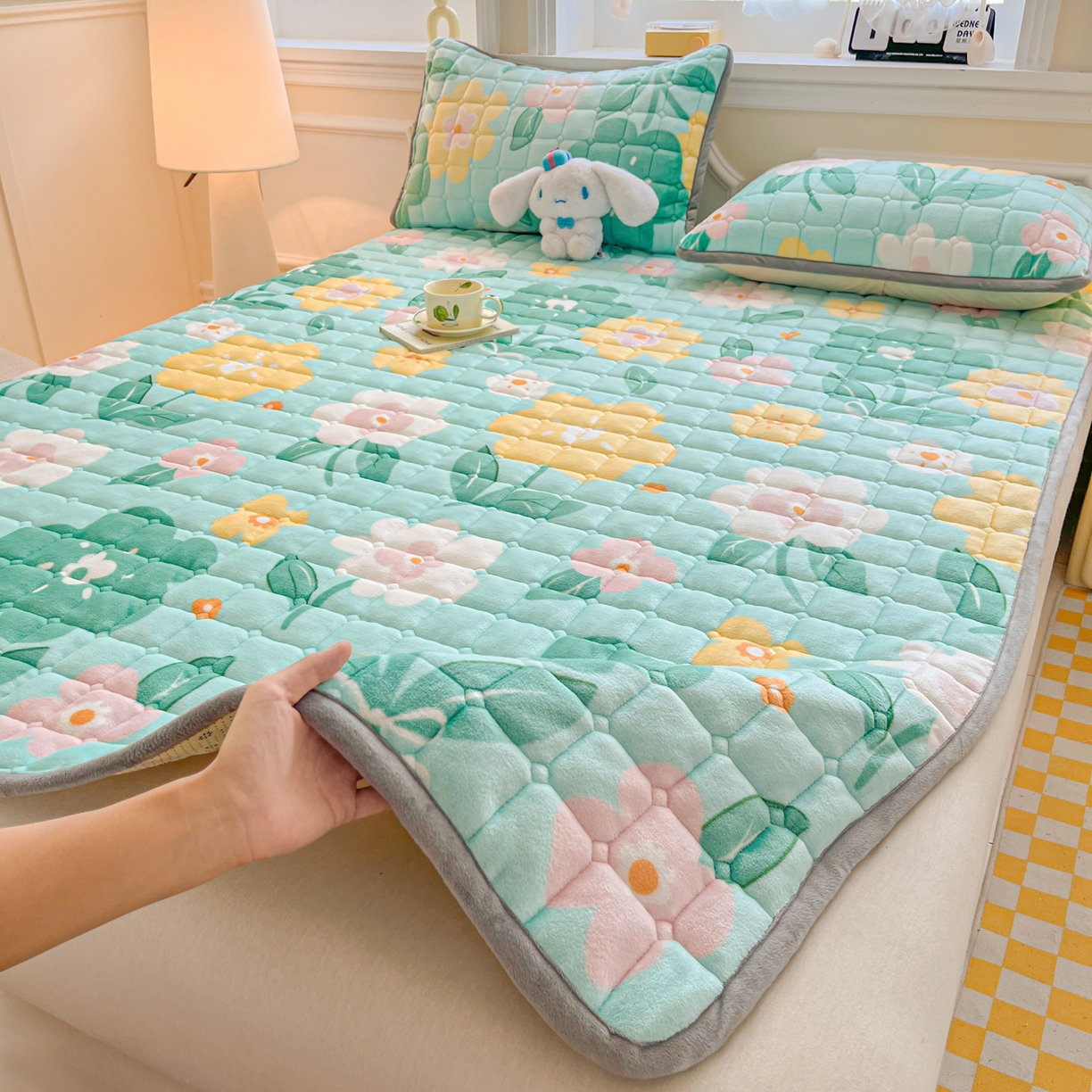 91家纺网 家纺一手货源 找家纺 雅萱家纺 2025新款牛奶绒夹棉印花床垫大床图 绒床垫-花暖香风绿色