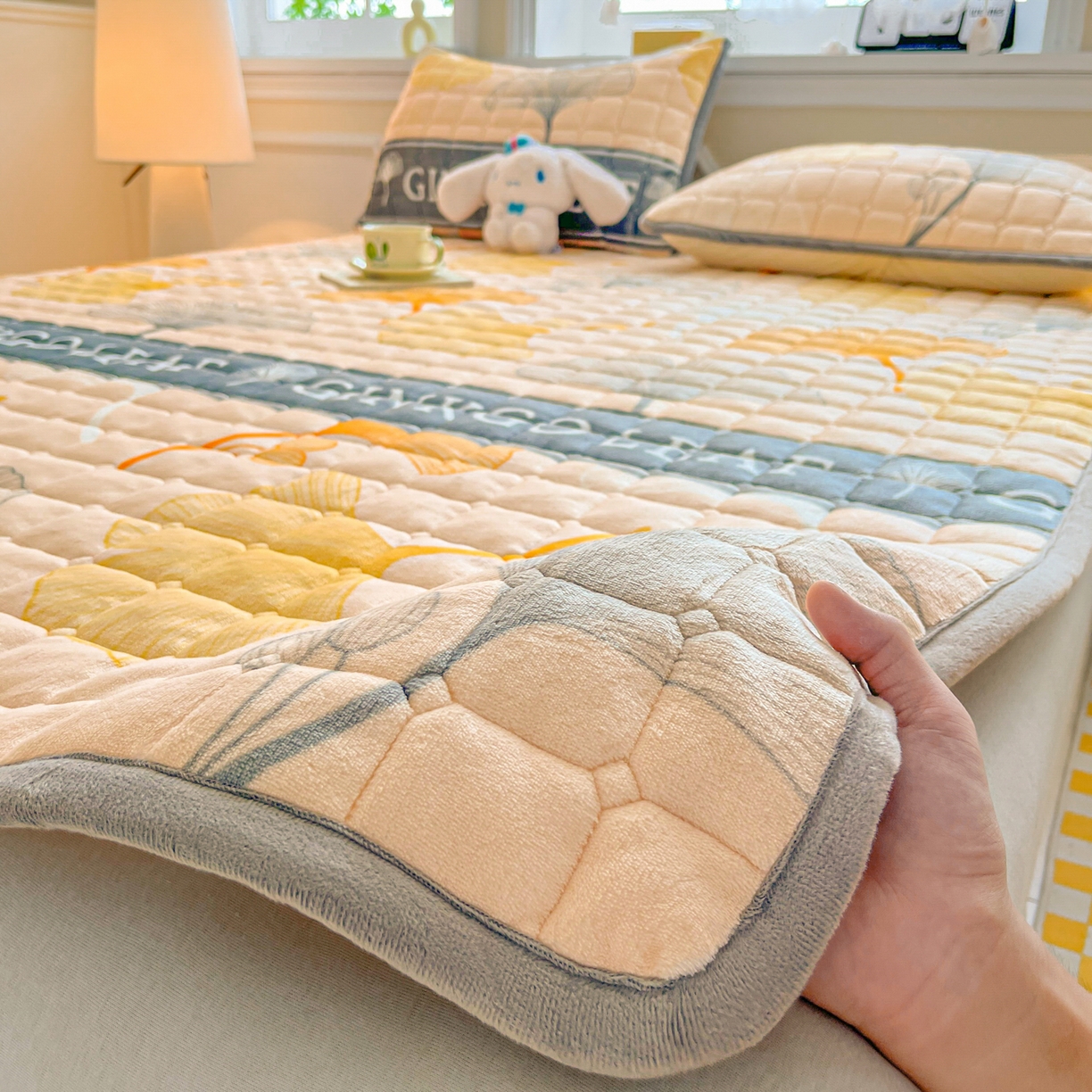 91家纺网 家纺一手货源 找家纺 雅萱家纺 2025新款牛奶绒夹棉印花床垫大床图 绒床垫-流金岁月