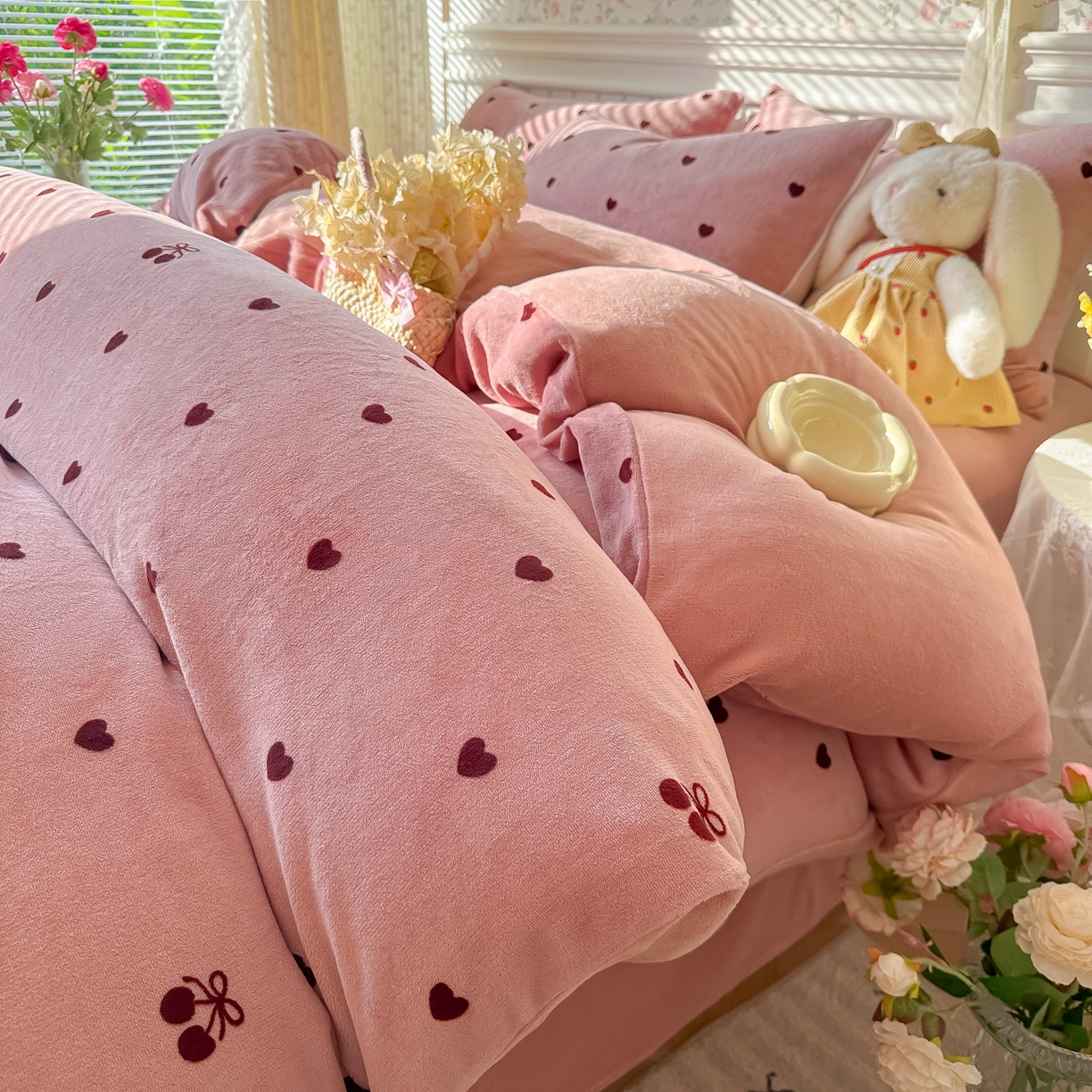 91家纺网 家纺一手货源 找家纺 韩巢家纺 2025新款高克重印花牛奶绒床品四件套 爱心小樱桃